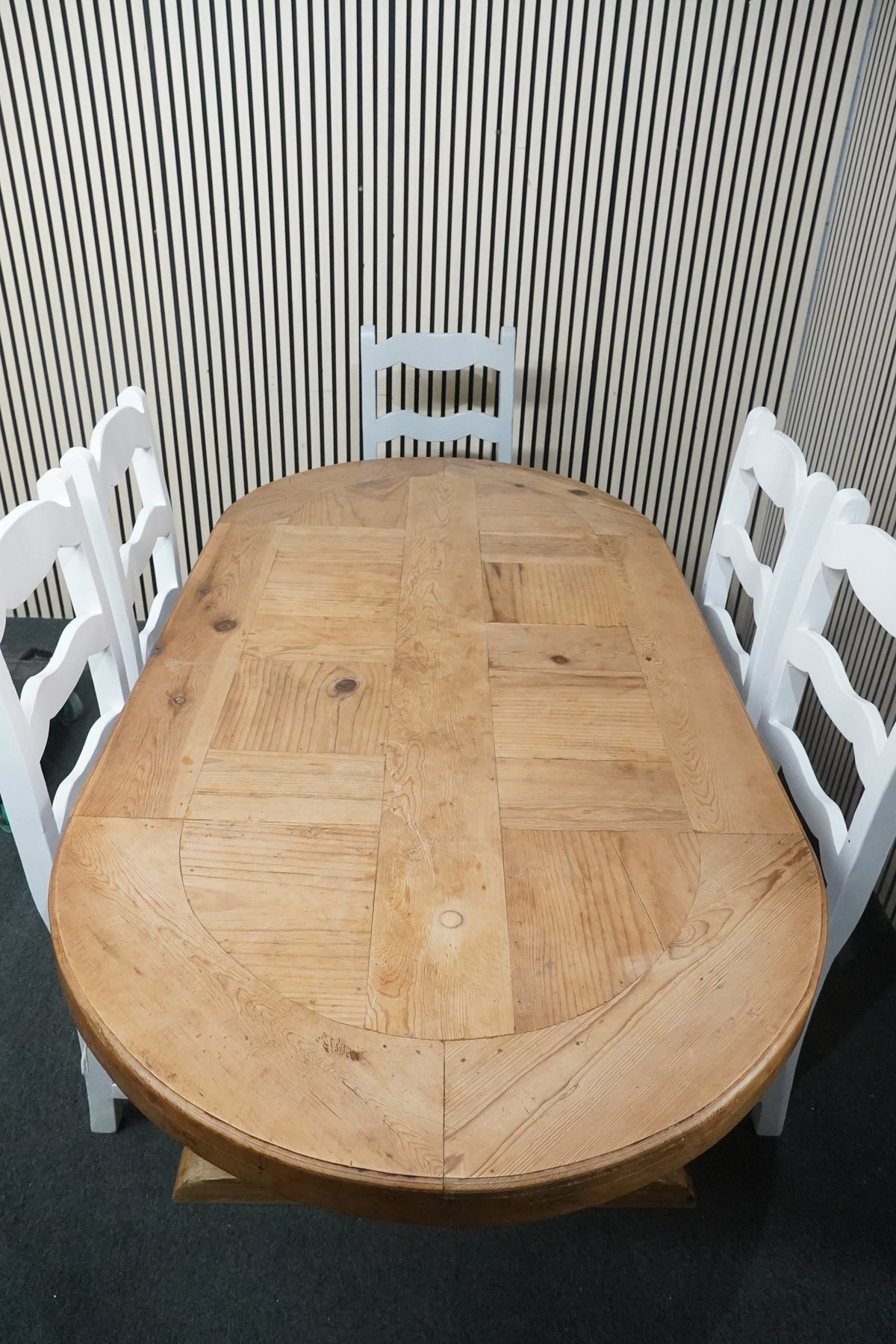 Parquet pitch pine oval table with six painted ladder-back chairs (L 200 x W 100 cm) 44342