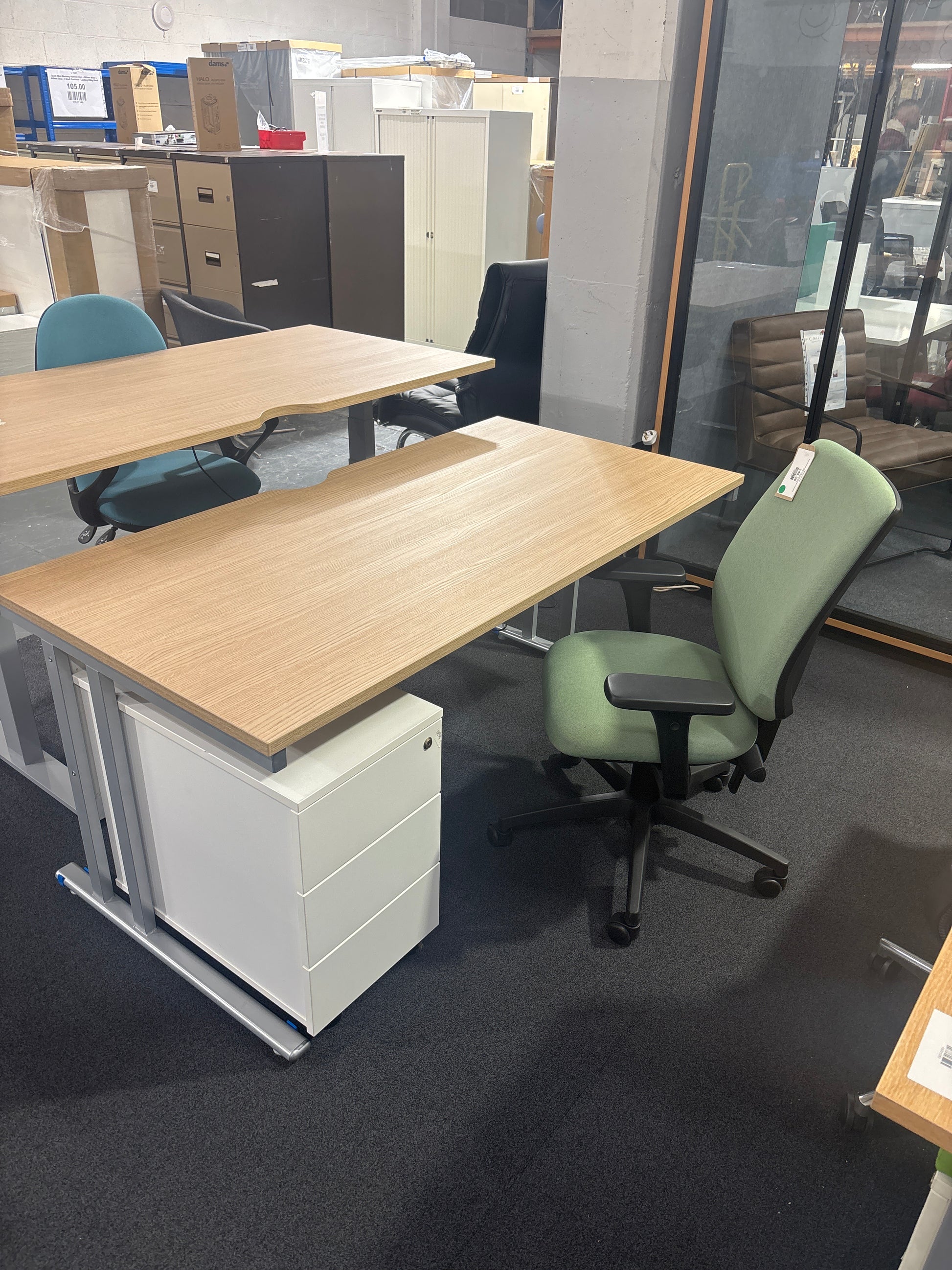 Straight Strata Oak Desk With Cantilever leg frame
-Available in 120-160cm