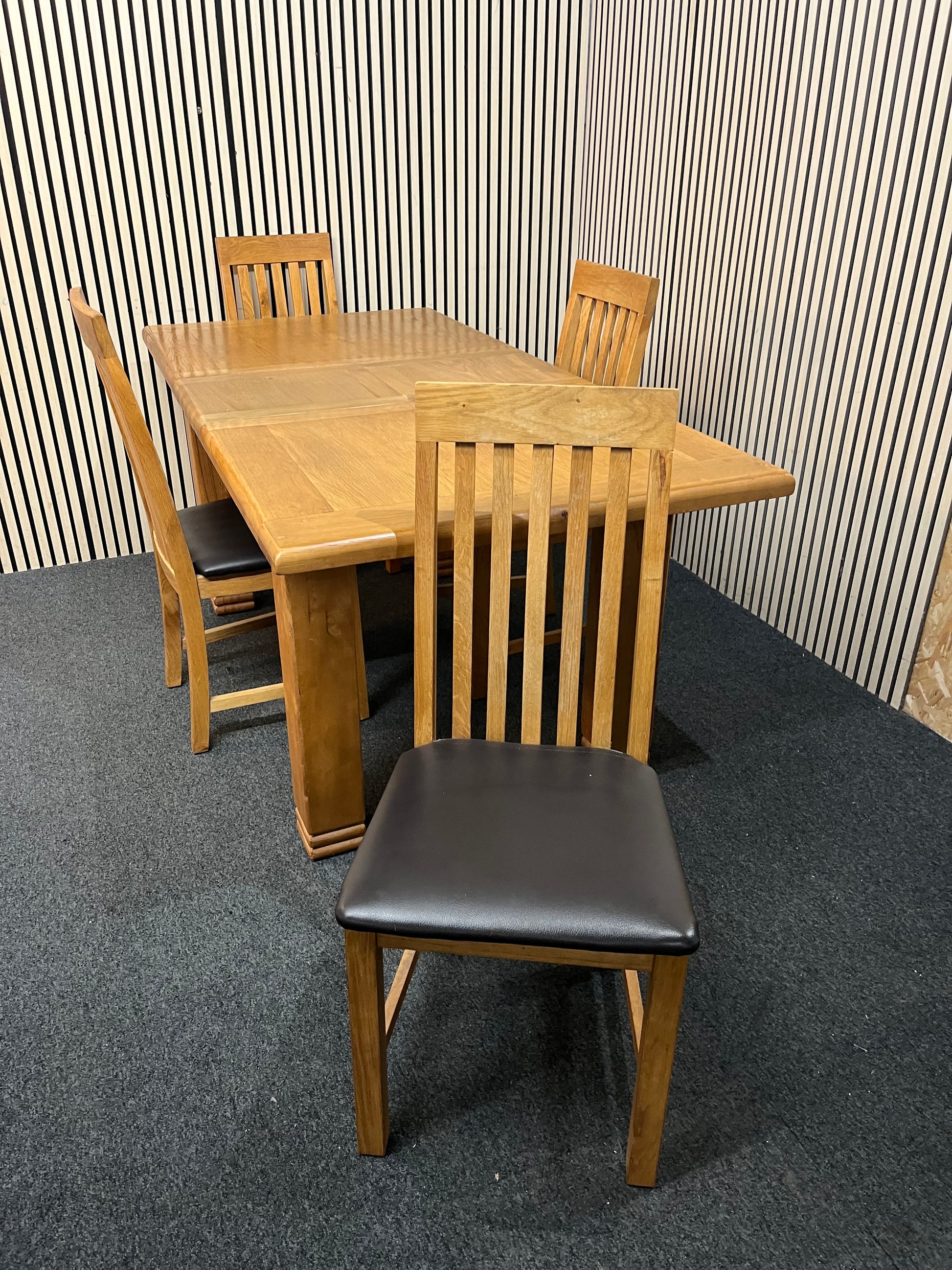 Solid oak large extendable dining table (L 140 - 180 x W 90 cm) with 4 no. matching solid wood chairs with leather seat 43521