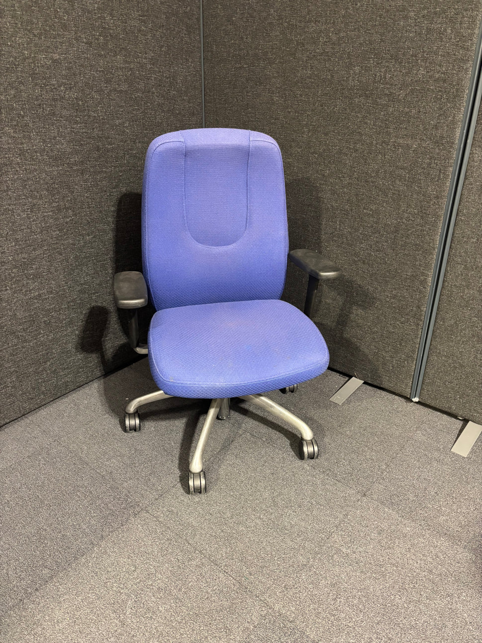 SECONDHAND Boss Design High back dark purple fabric swivel chairs, poloshed metal base, heigh adjustable arms, lumbar support