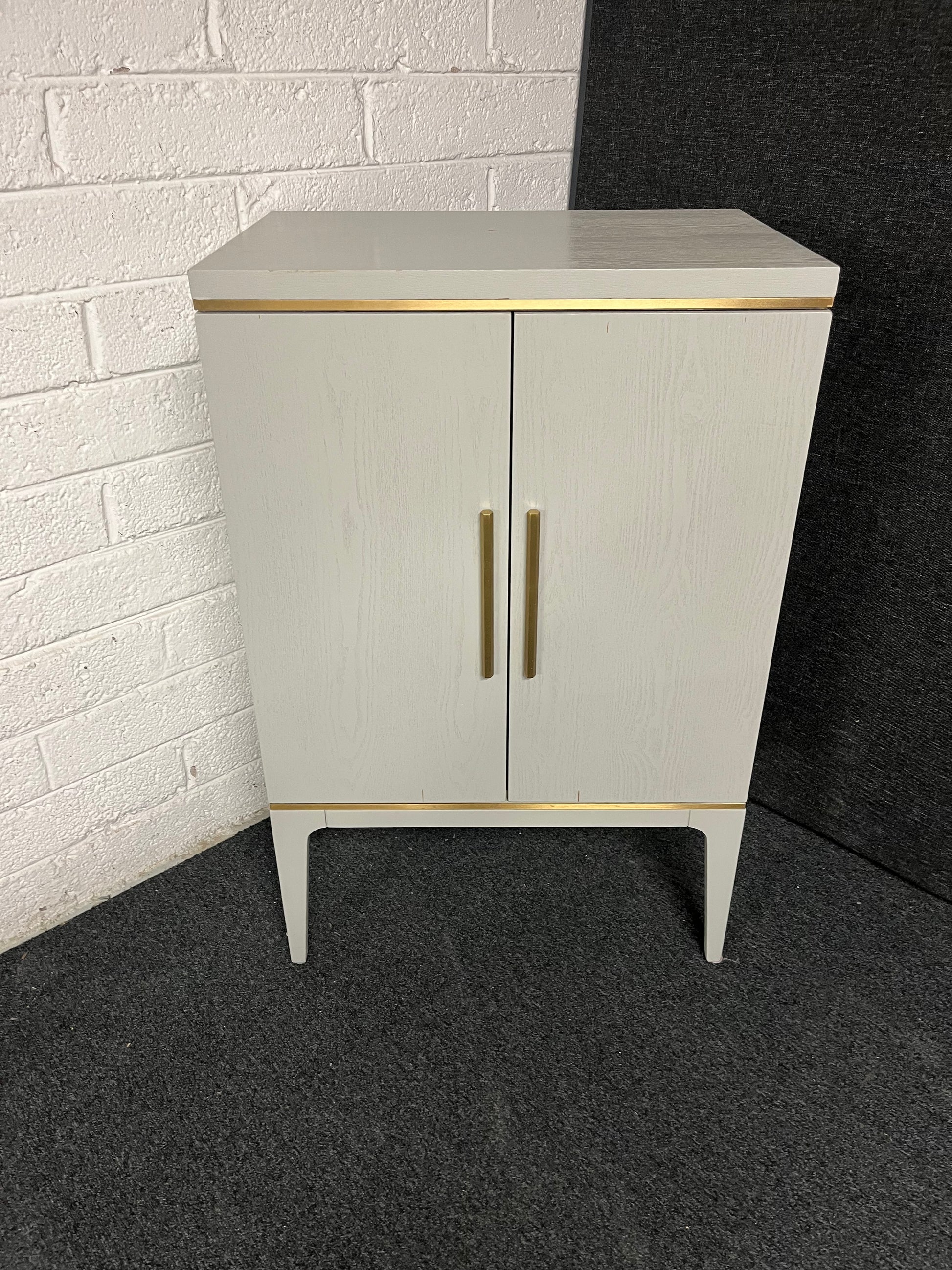Grey painted solid oak 2 door storage unit with brass handles (H 1000 x W 650 x D 450 mm) 1225