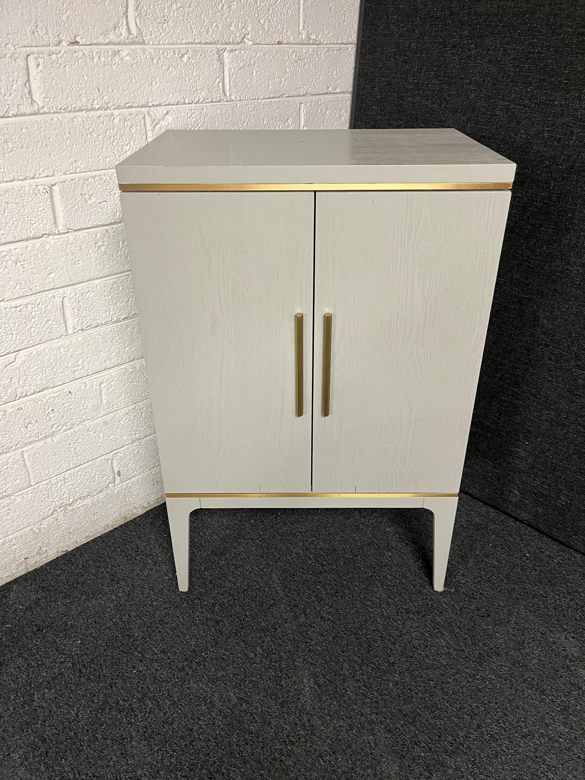 Grey painted solid oak 2 door storage unit with brass handles (H 1000 x W 650 x D 450 mm) 1225