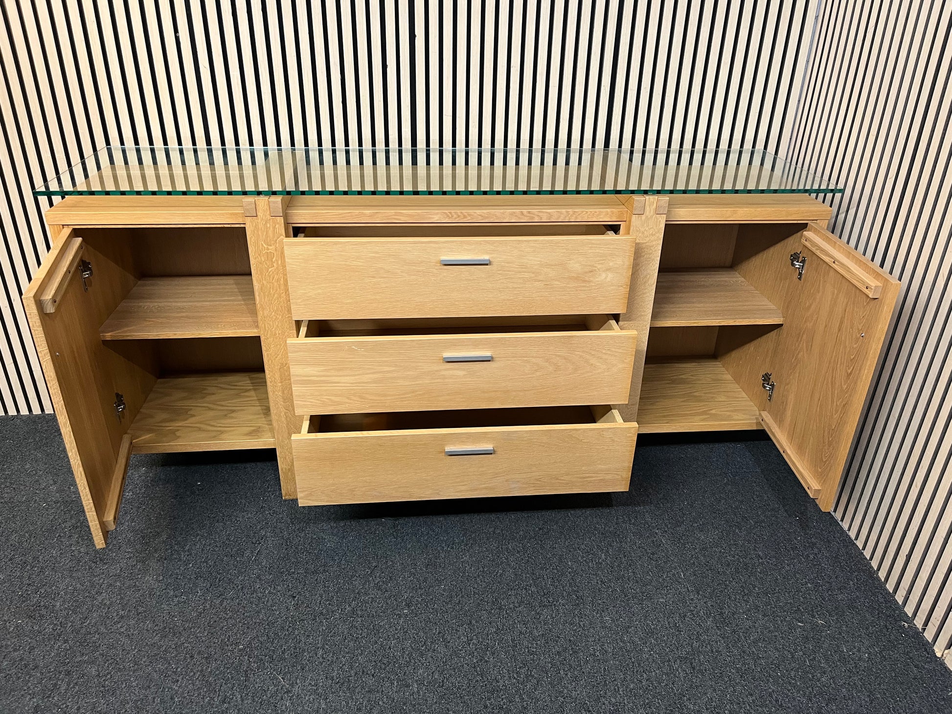 Contemporary oak sideboard featuring three drawers and two side cabinets (H 90 x W 200 x D 49 cm) 44242