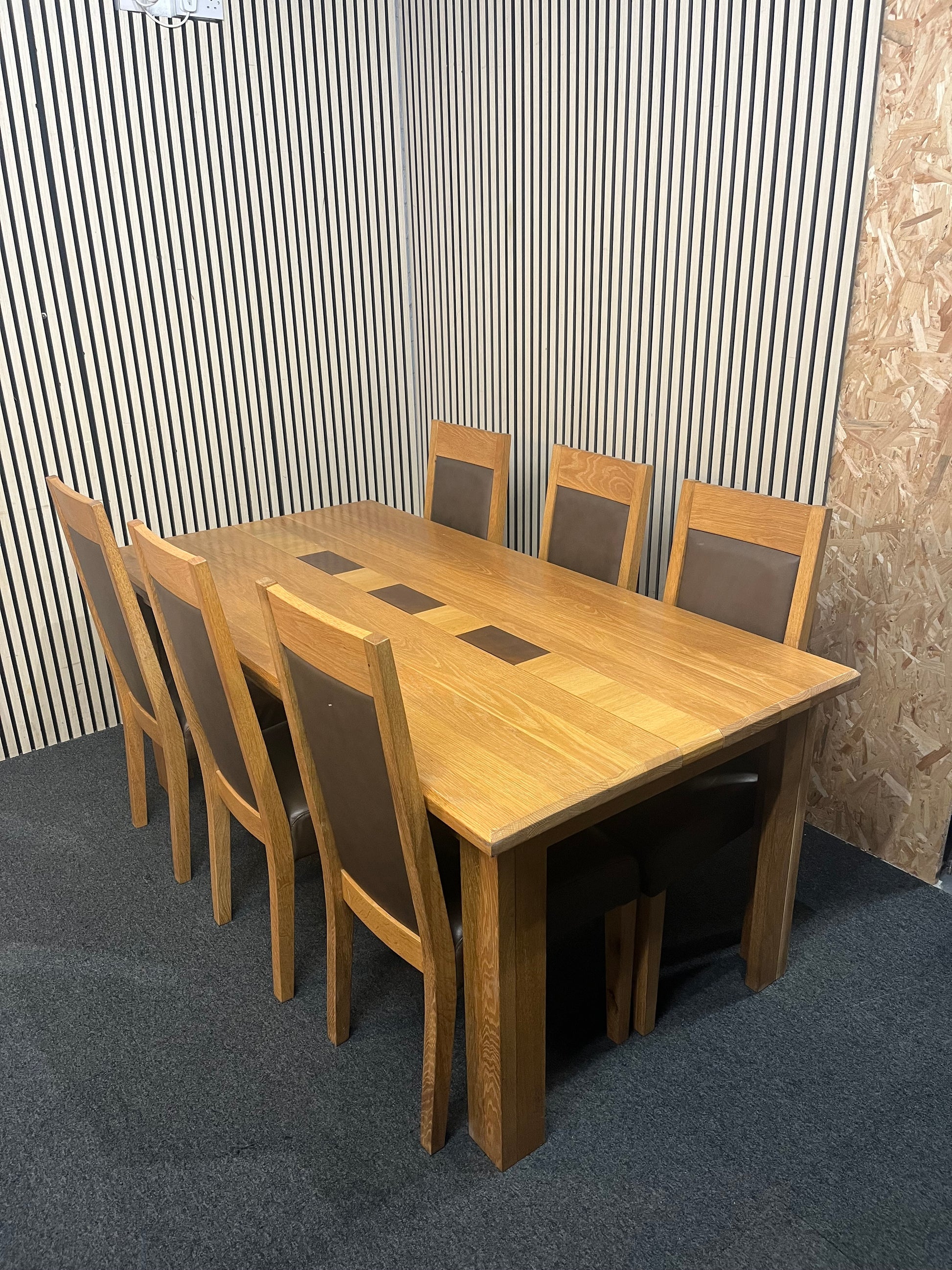 Solid oak large rectangular kitchen table with 6 matching oak and brown leather dining chairs (H 72 x W 180 x D 90 cm) 43849