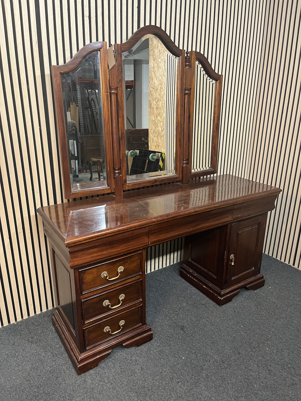 Large ornate solid mahogany dressing table (H 76 x W 137 x D 77 cm) 43827D