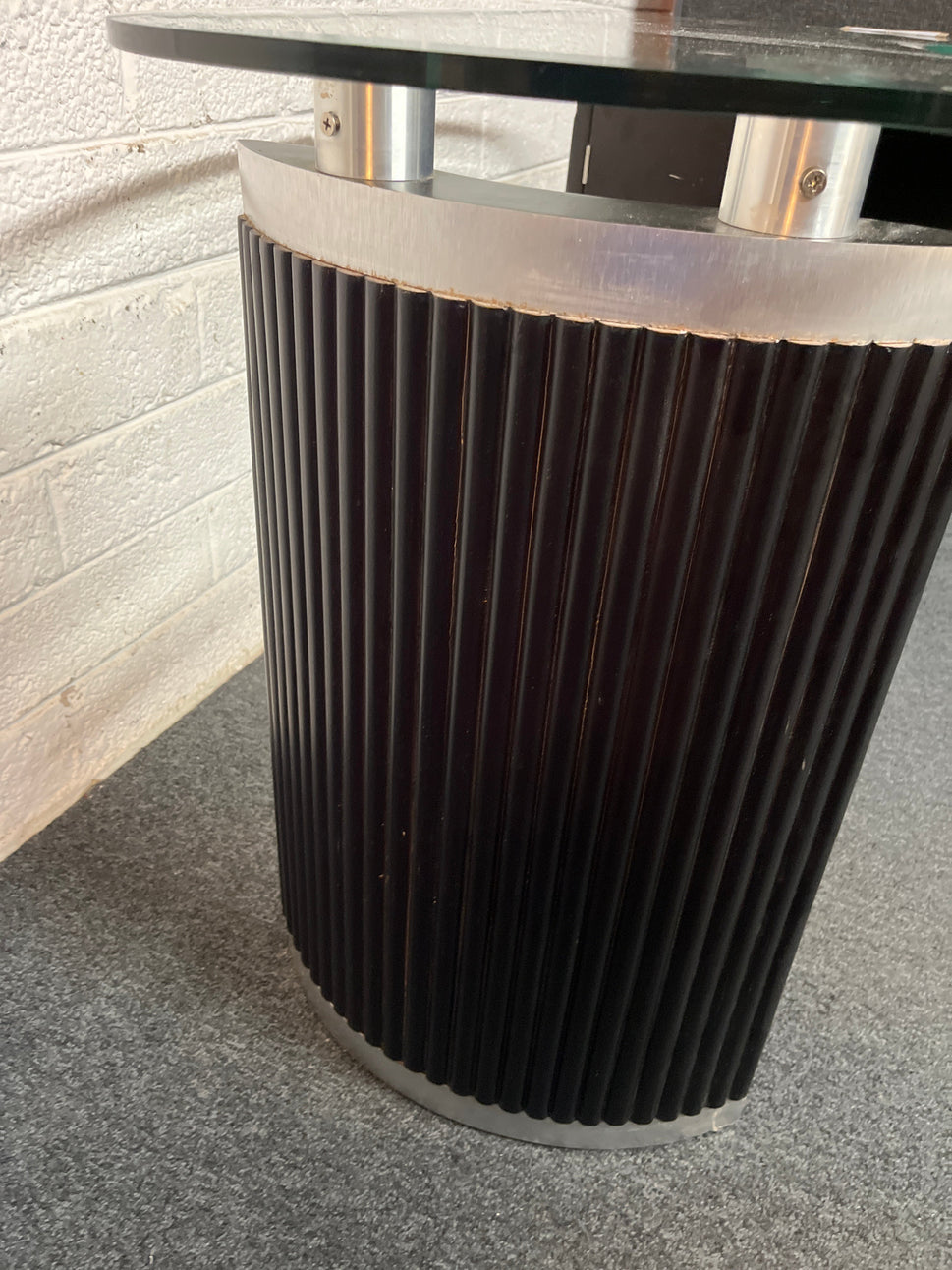 Curved glass console table with black legs (H 68 x W 123 x D 49 cm) 2225