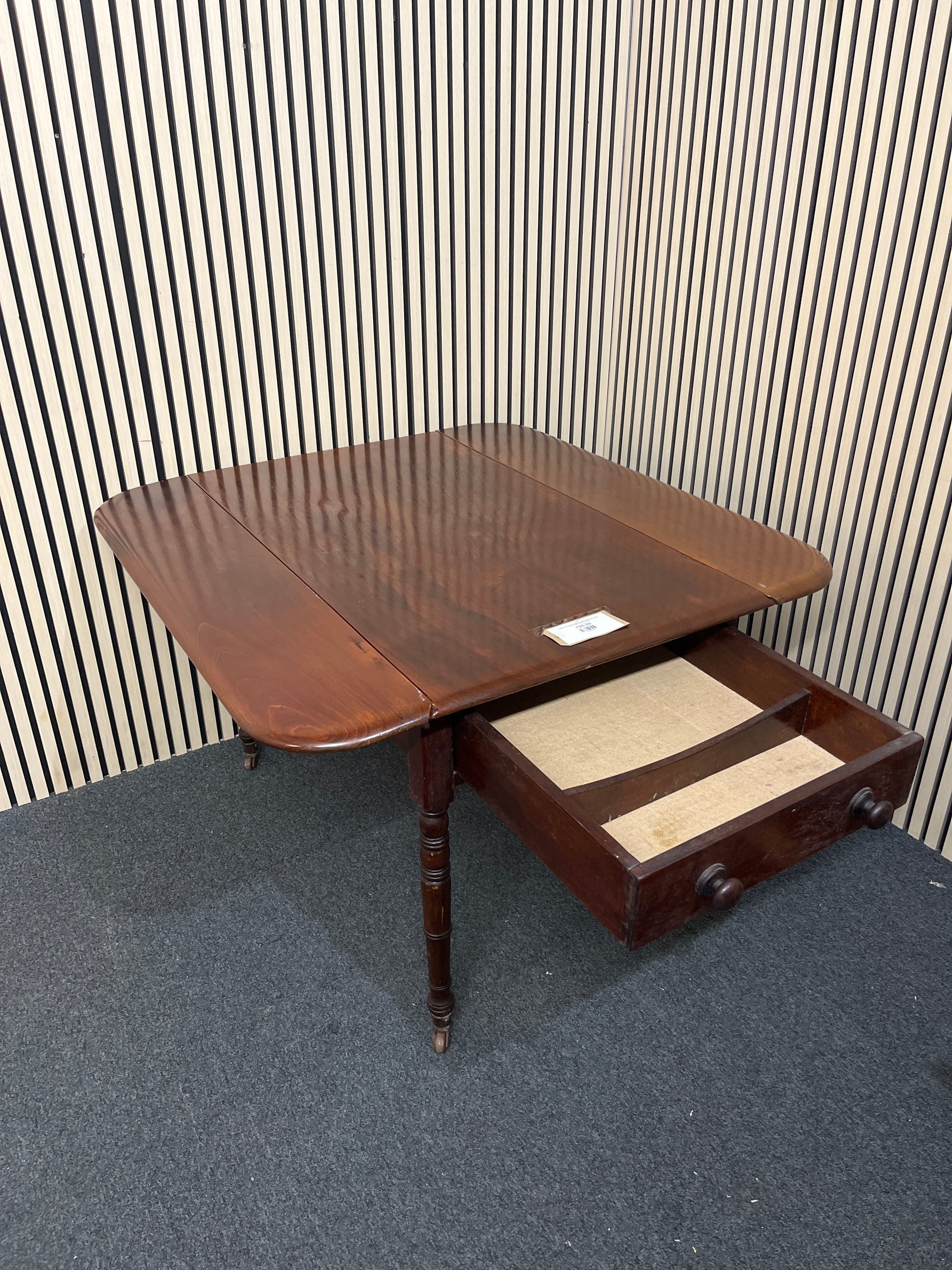 Antique drop leaf mahogany breakfast table with drawer (L 61 - 105 x W 109 cm) 2425