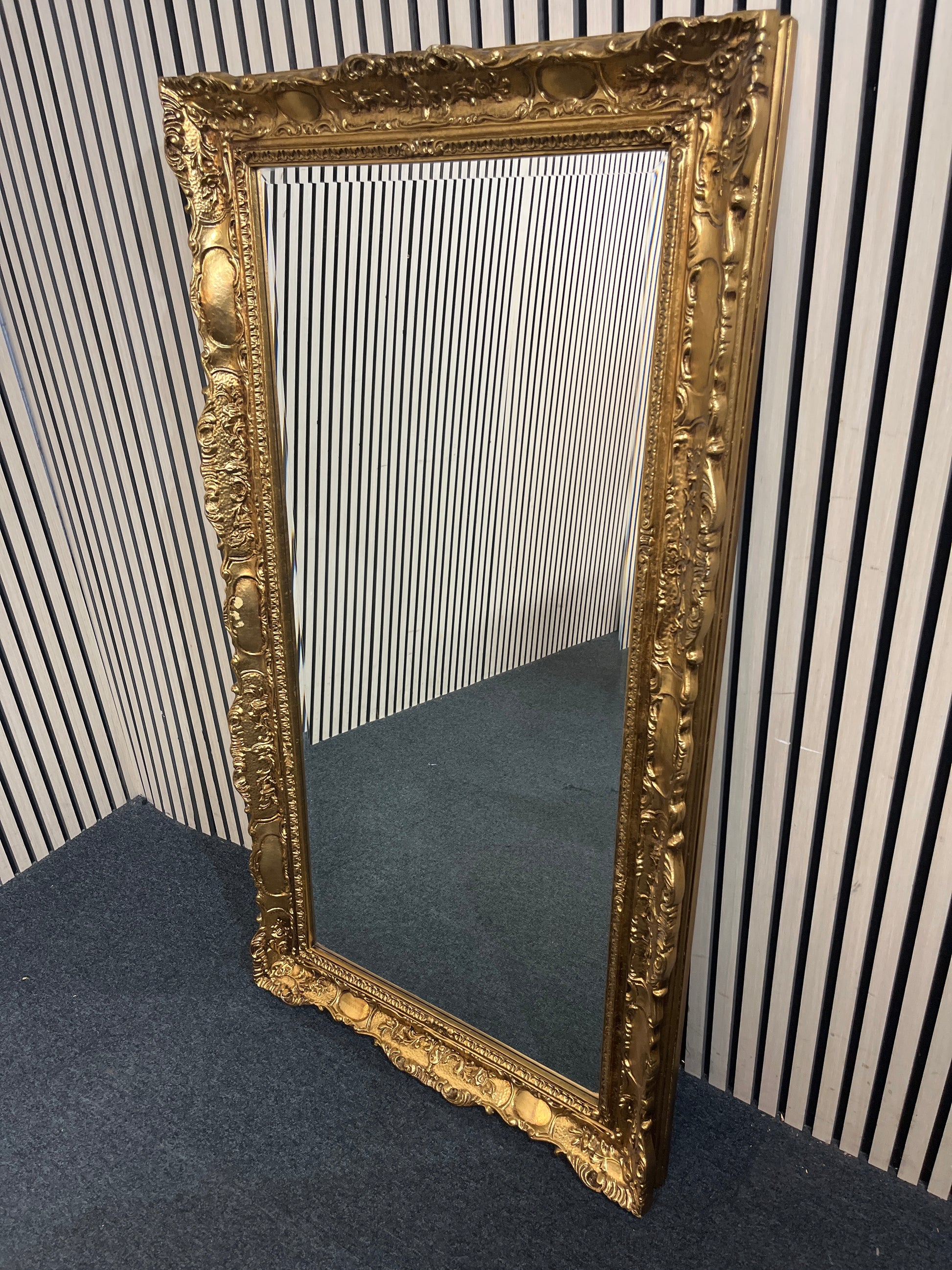 Large ornate gold framed mirror (H 76 x W 140 cm) 43794