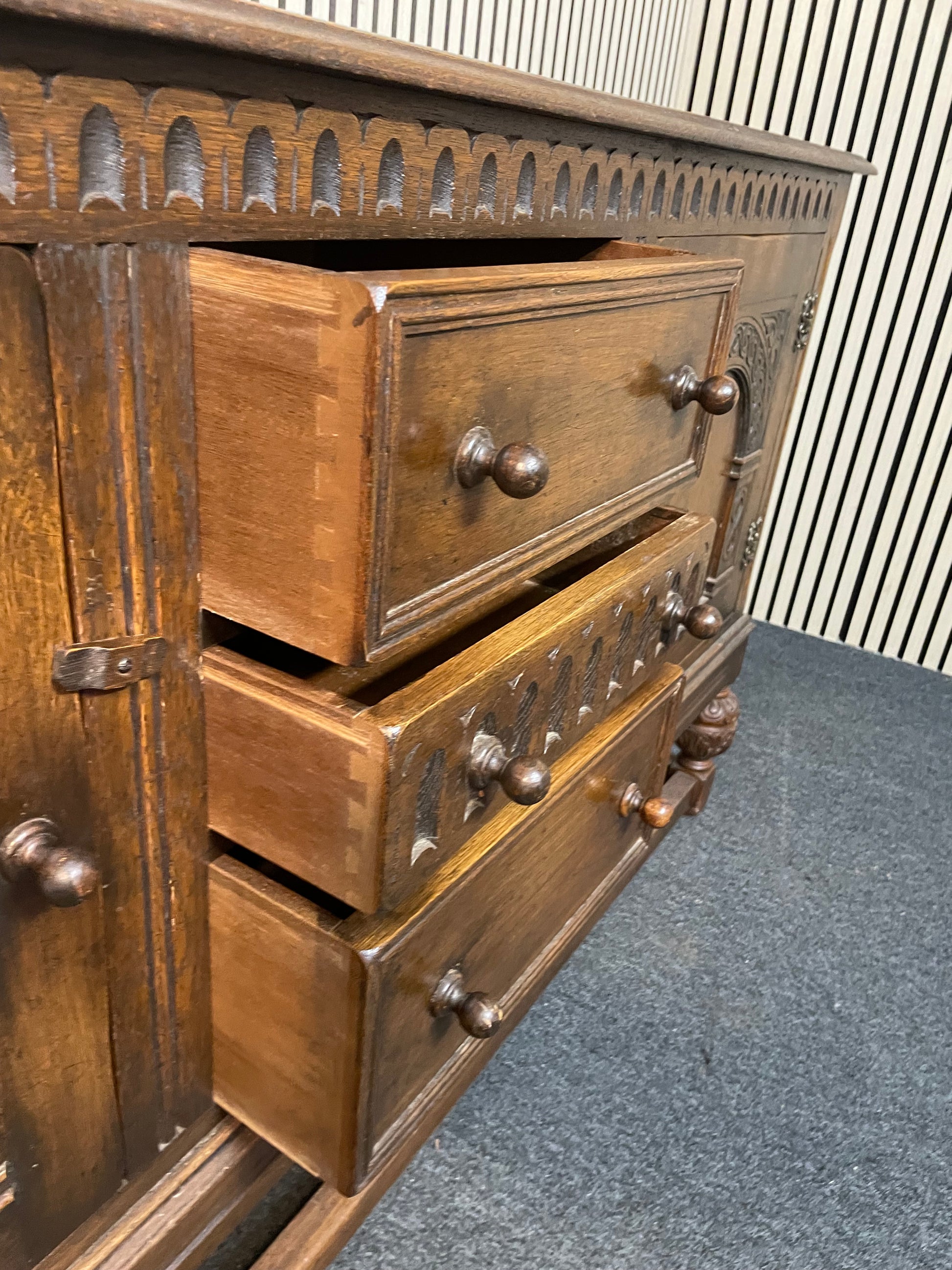 Solid english oak stained 2 door 3 drawer sideboard with ornate detail (H 90 x W 165 x D 43 cm) 2425