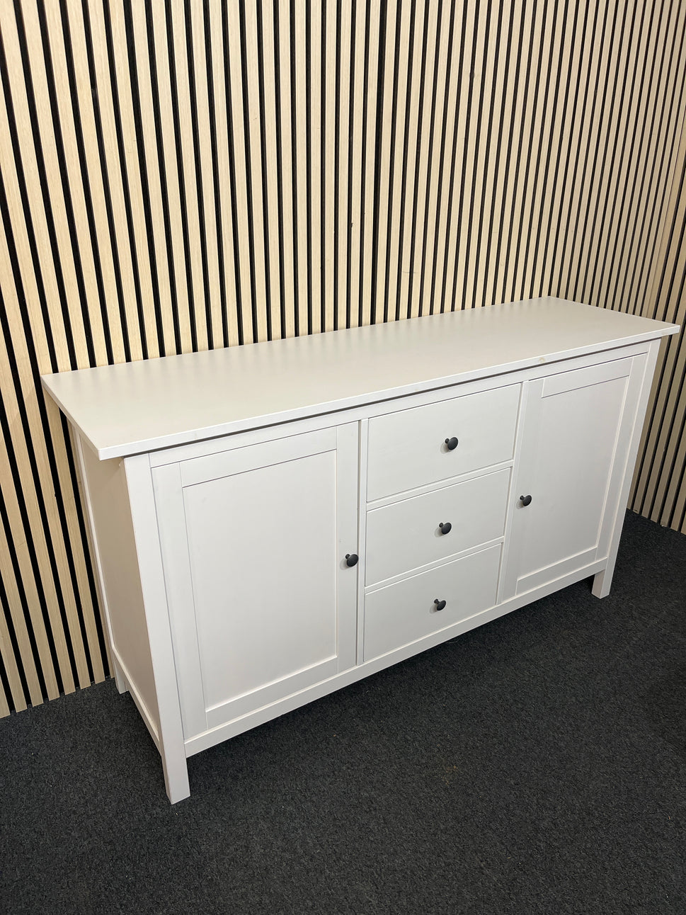 White painted 2 door 3 drawer sideboard (H 89 x W 158 x D 48 cm) 1425