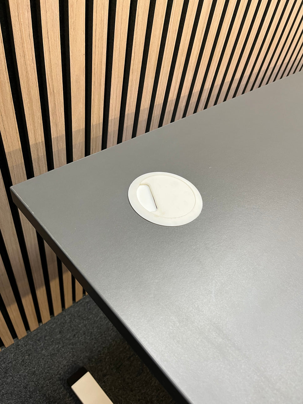 Ex Demo 1400Lx800D Anthracite desk top with white height adjustable dual motor electric frame. Price inc VAT