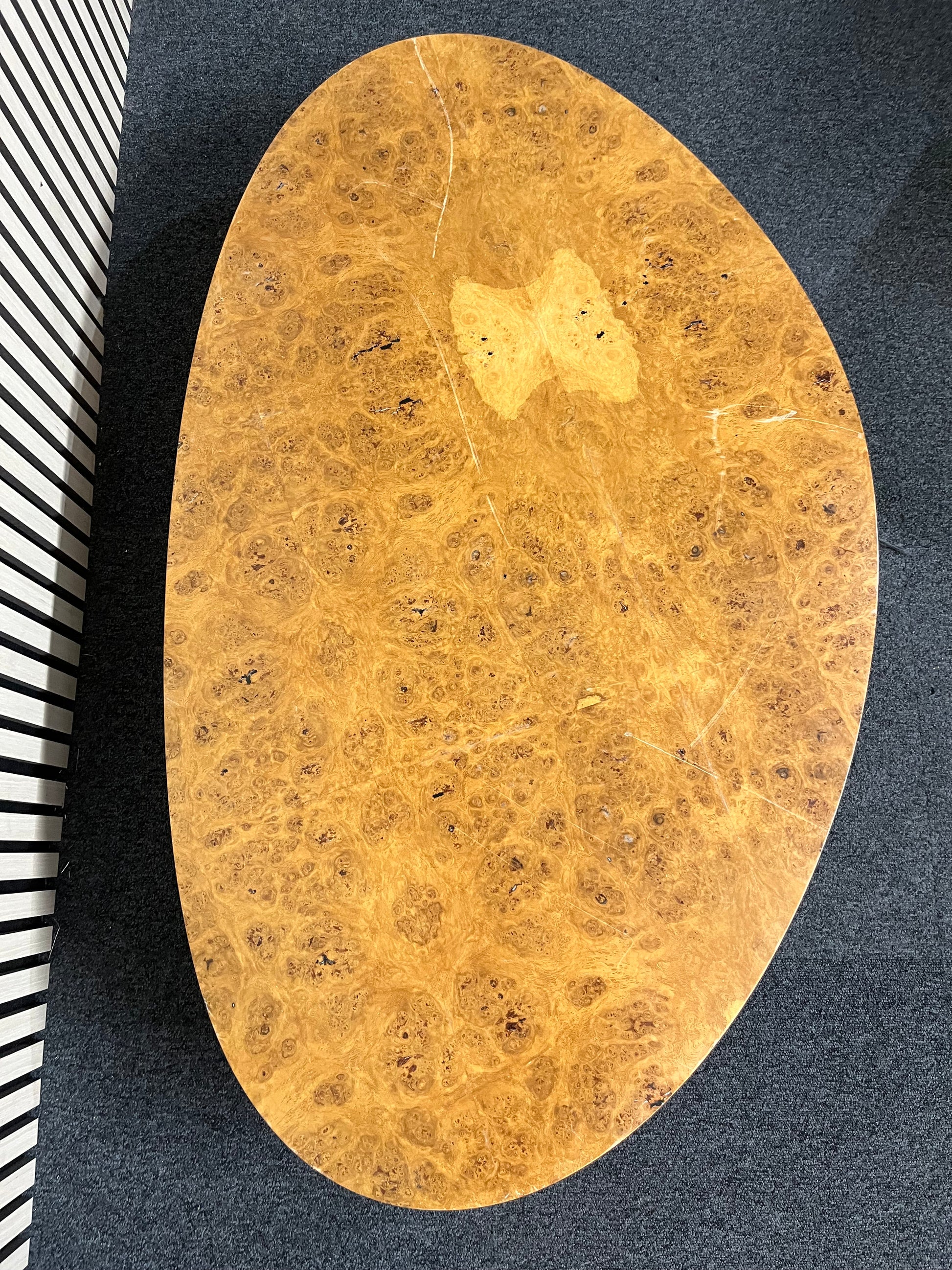 Egg shaped oak veneer coffee tablewith central base (H 31 x W 114 x D 75) 2325