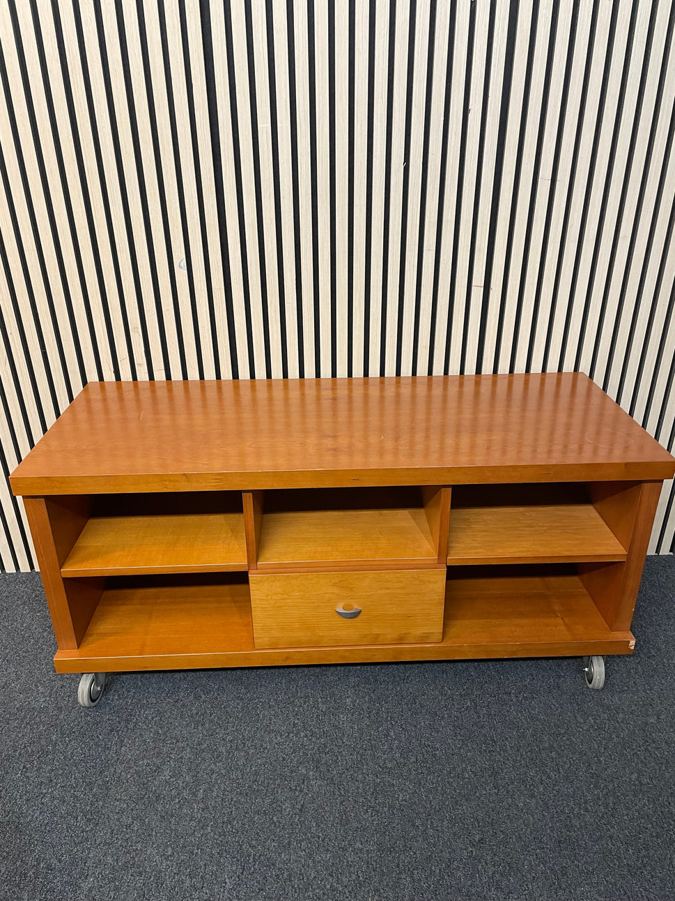 Cherry veneer low rectangular TV unit on castors (H 57 x W 122 x D 48 cm) 4225