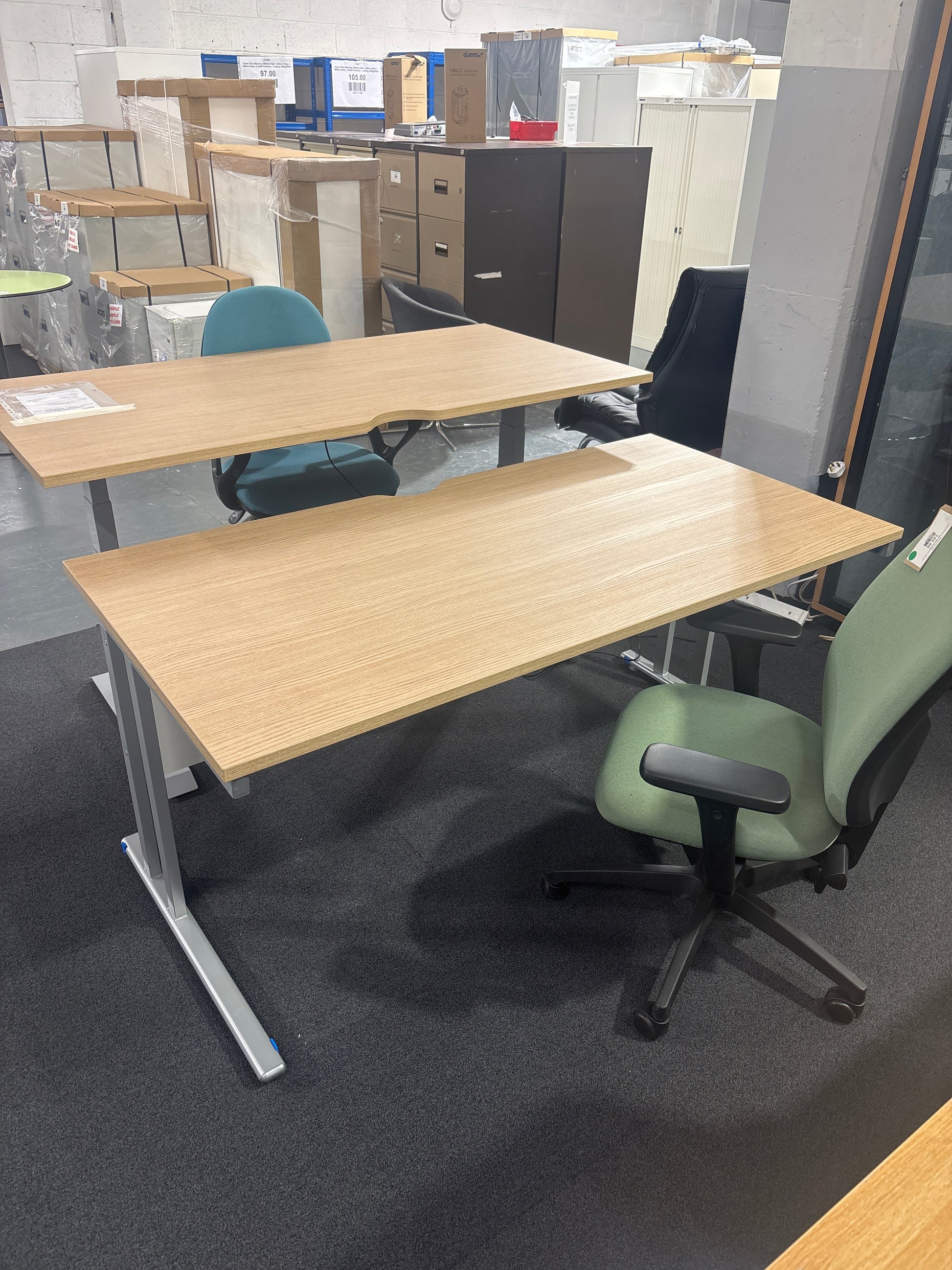 Straight Strata Oak Desk With Cantilever leg frame
-Available in 120-160cm