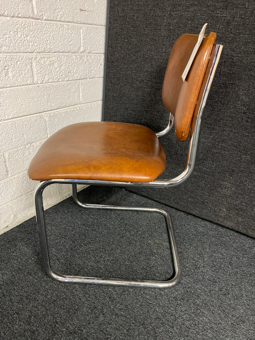 SECONDHAND BROWN leatherette cantilever meeting chair