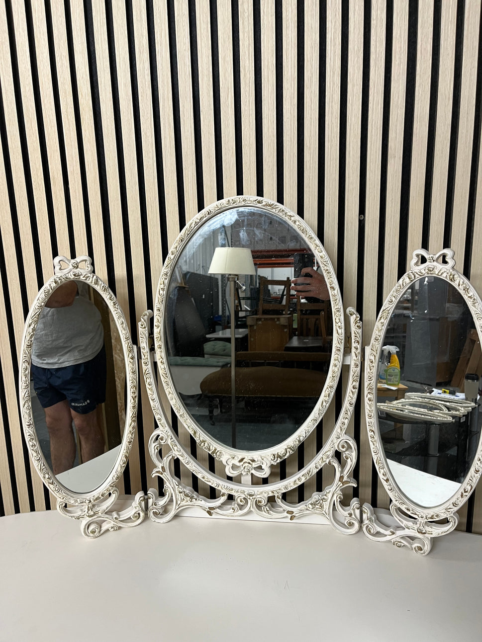 Ornate cream dressing table with matching mirror and stool (H 140 x W 132 x D 55 cm) 2325