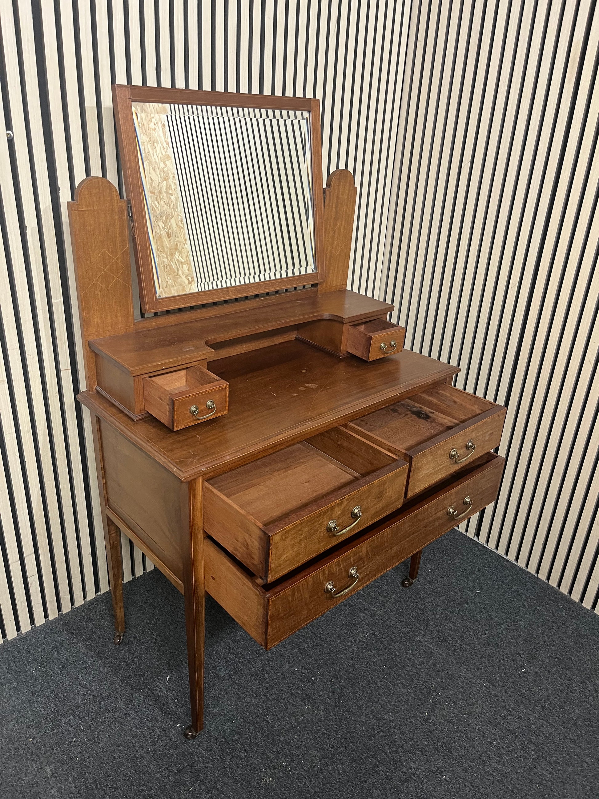 Vintage mahogany dresser with swing mirror, in dark wood mahogany (H 130 x W 92 x D 46 cm) 44011
