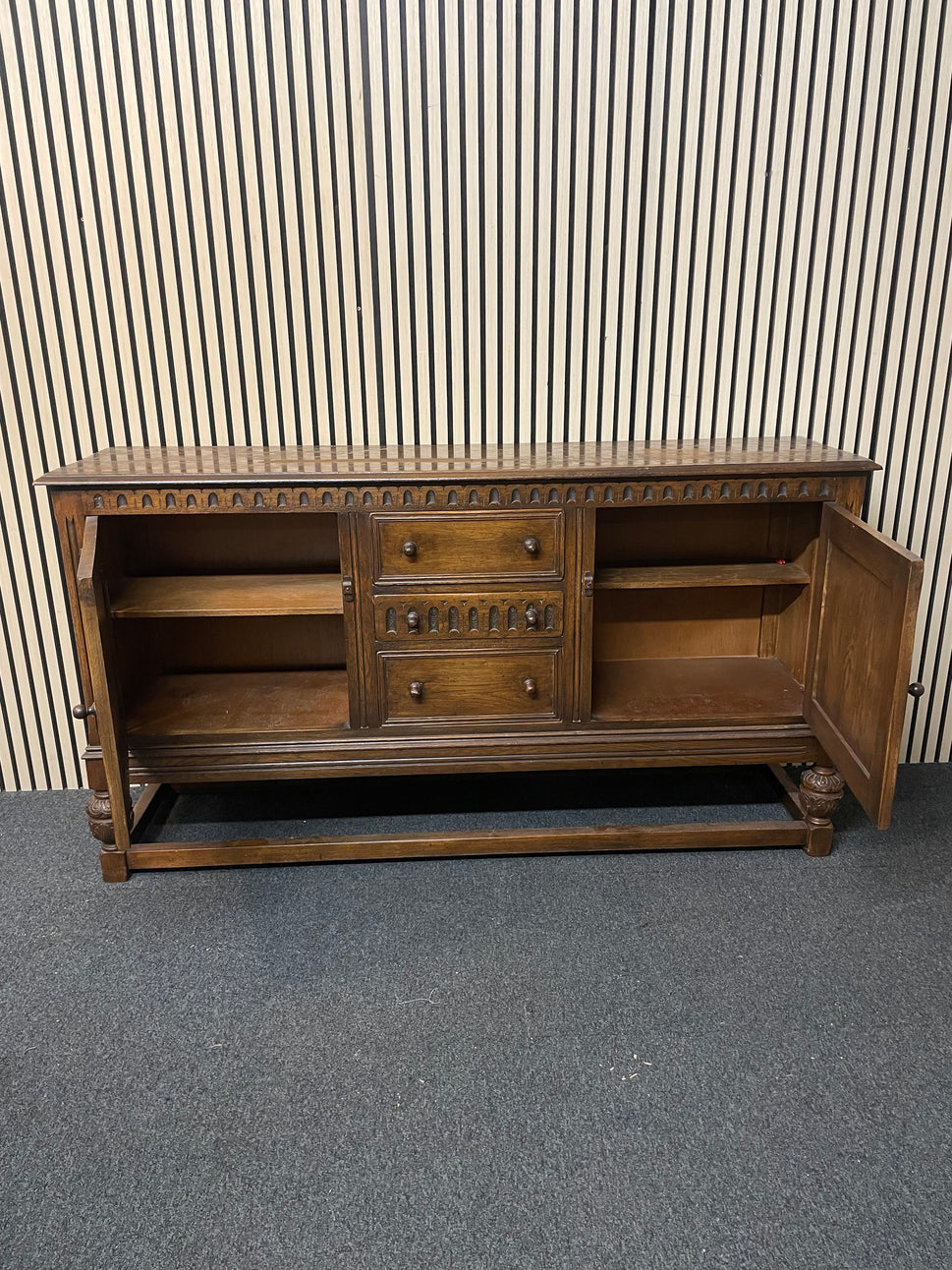 Solid english oak stained 2 door 3 drawer sideboard with ornate detail (H 90 x W 165 x D 43 cm) 2425