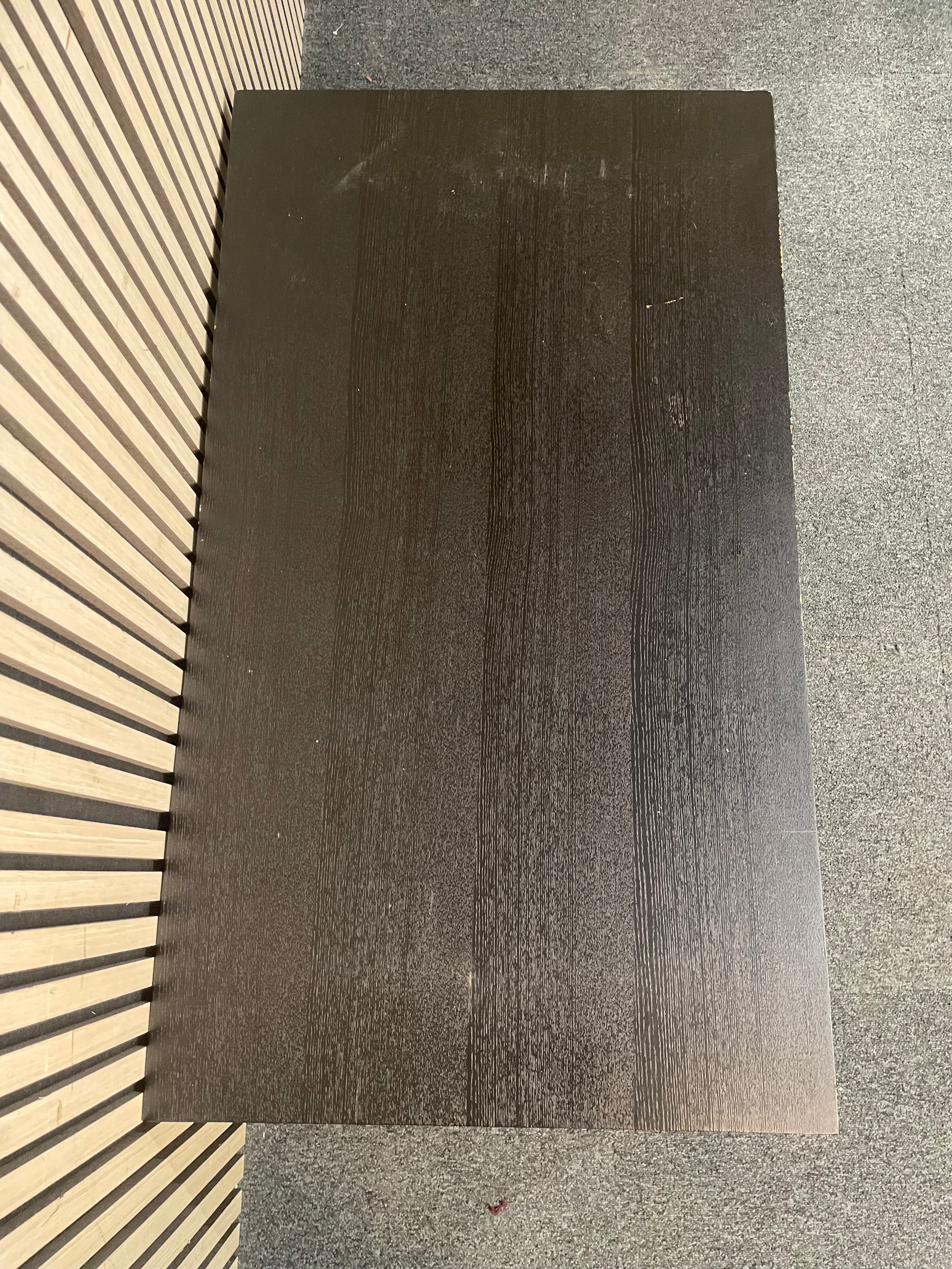 Low darkwood and glass coffee table with metal frame (H 43 x 115 x D 65 cm) 3126