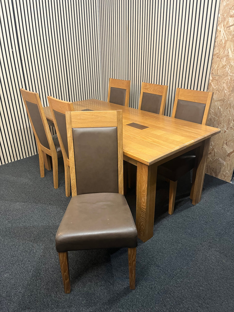 Solid oak large rectangular kitchen table with 6 matching oak and brown leather dining chairs (H 72 x W 180 x D 90 cm) 43849