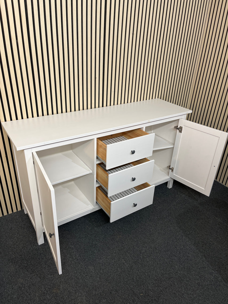 White painted 2 door 3 drawer sideboard (H 89 x W 158 x D 48 cm) 1425