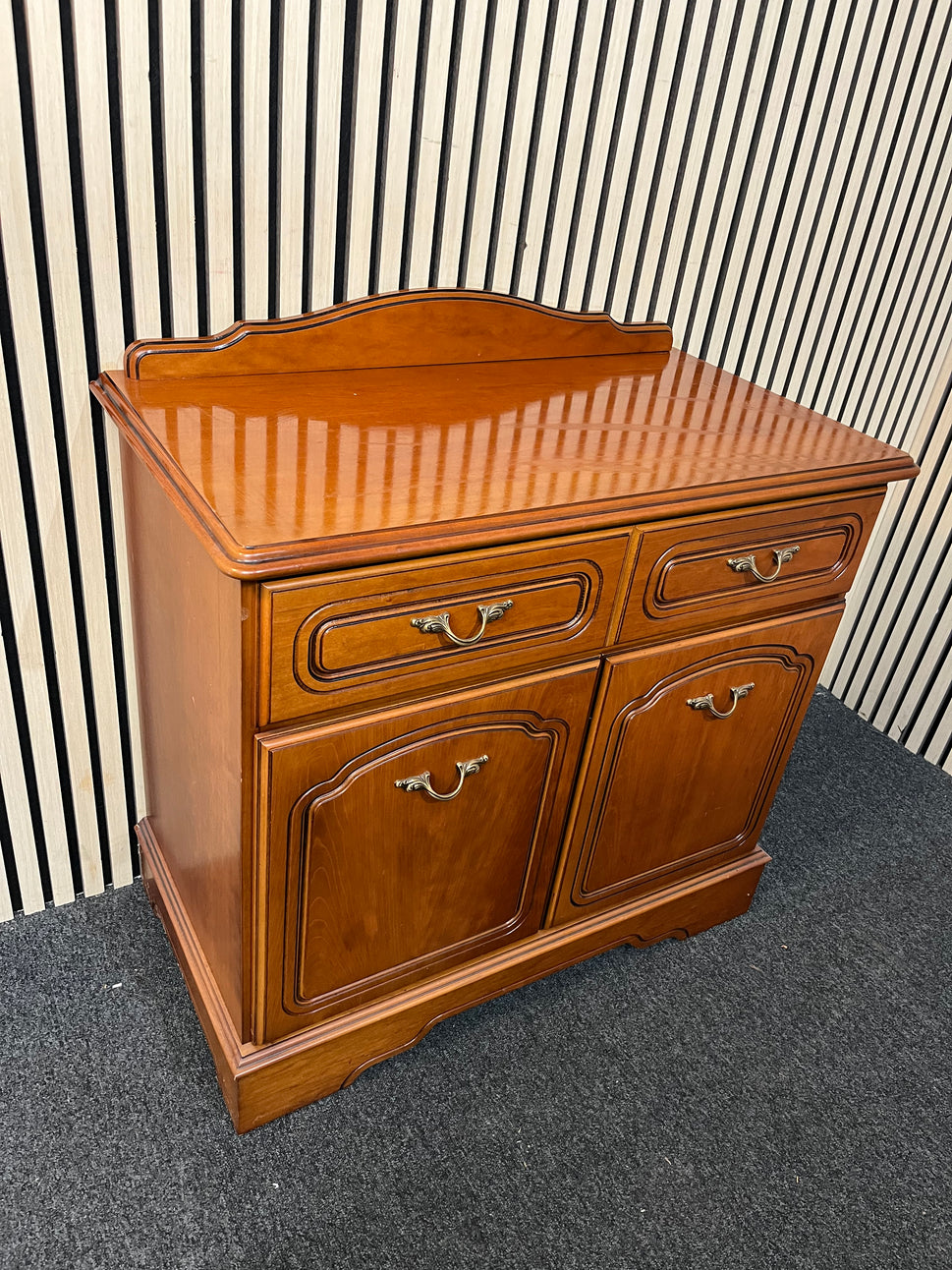 Rossmore mahogany two-door, two-drawer sideboard with glass top (H 86 x W 85 x D 43 cm) 1126