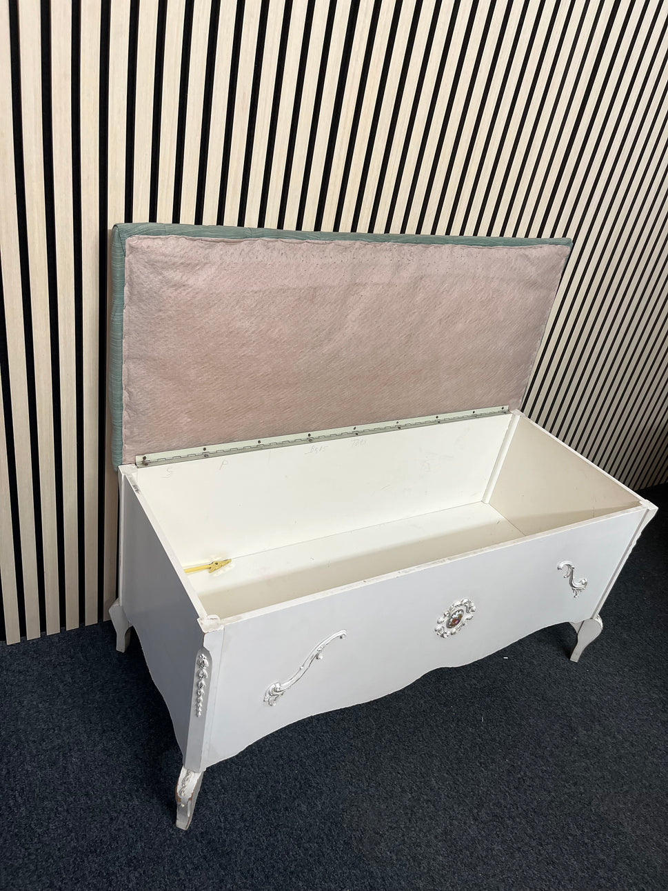 Ornate cream blanket box with button back fabric top 2325