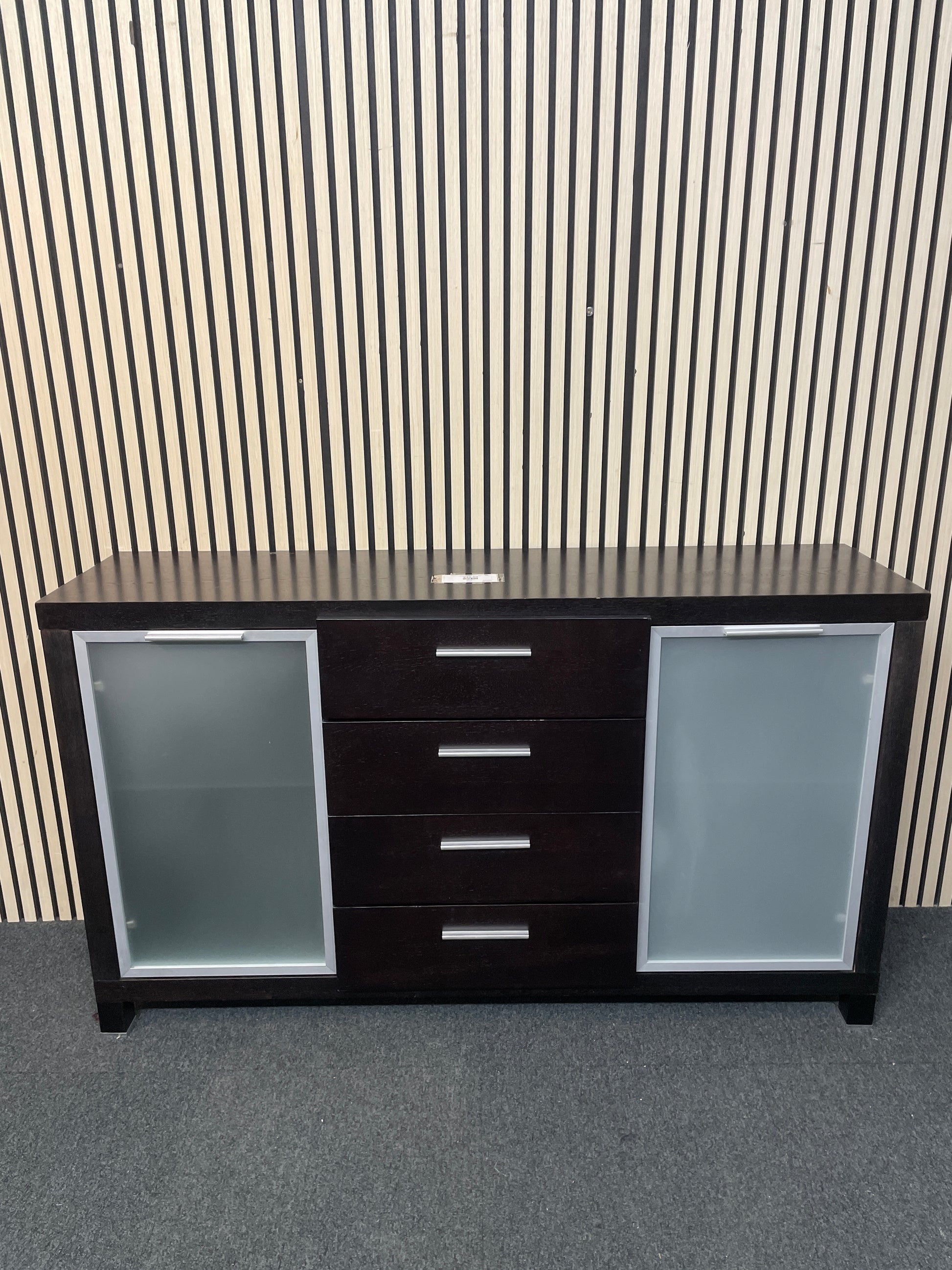 Solid dark wood stained 2 glass door 4 drawer sideboard (H 82 x W 150 x D 39 cm) 3126