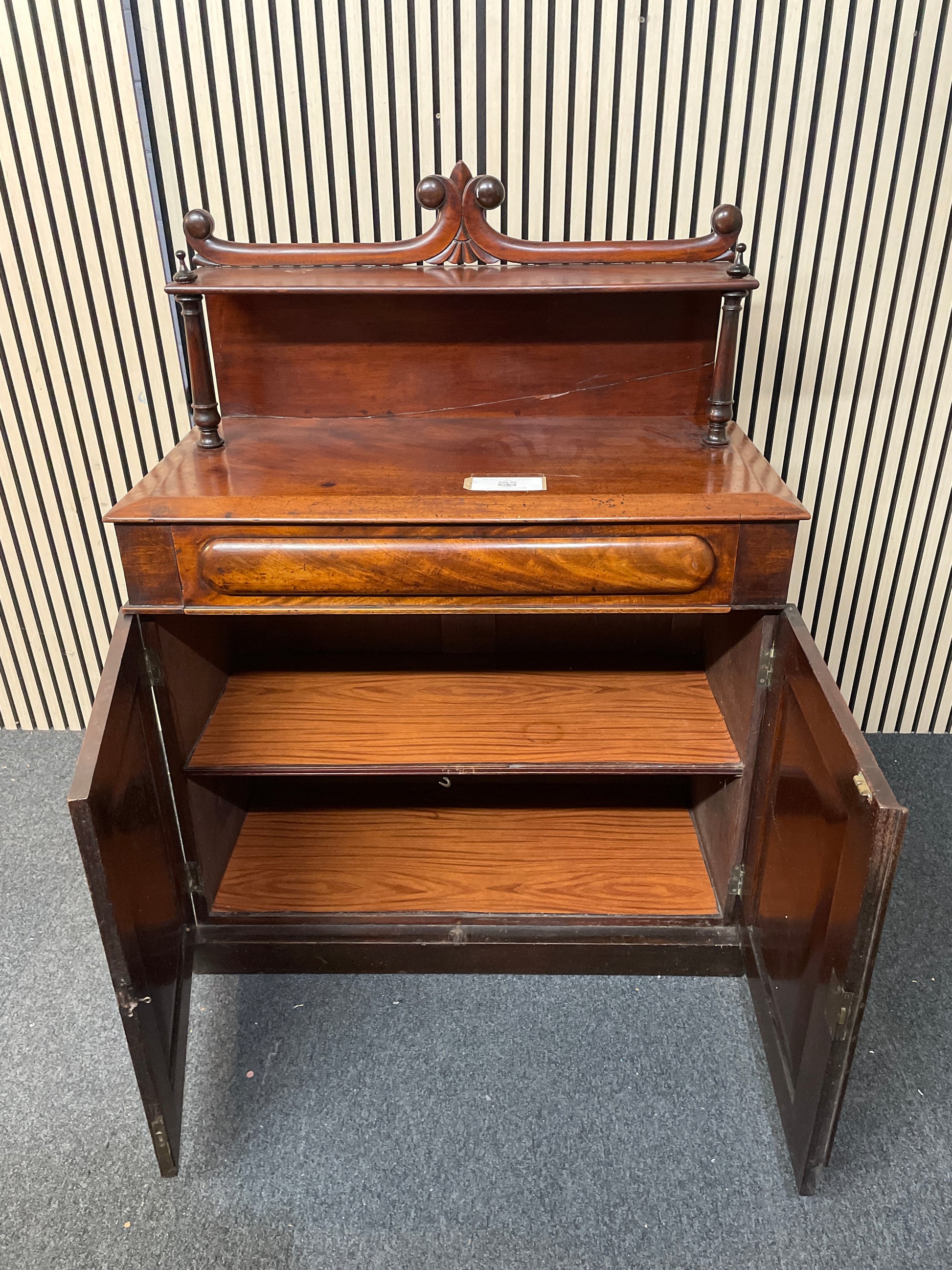 Ornate mahogany cabinet (H 130 x W 97 x D 47 cm) 2425