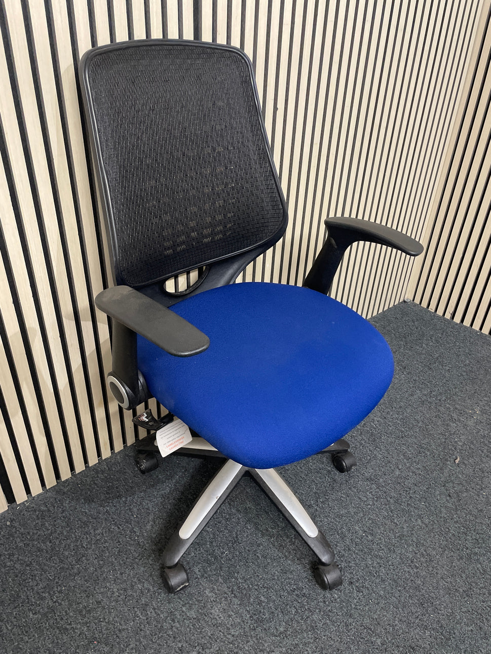 Black / Blue Mesh Swivel Chair w/ Arms