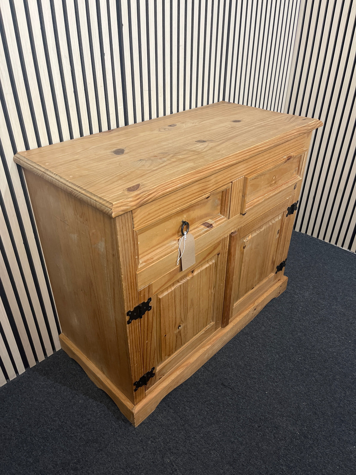 Waxed pine sideboard
(H 90 x W 106 x D 50 cm) 44266