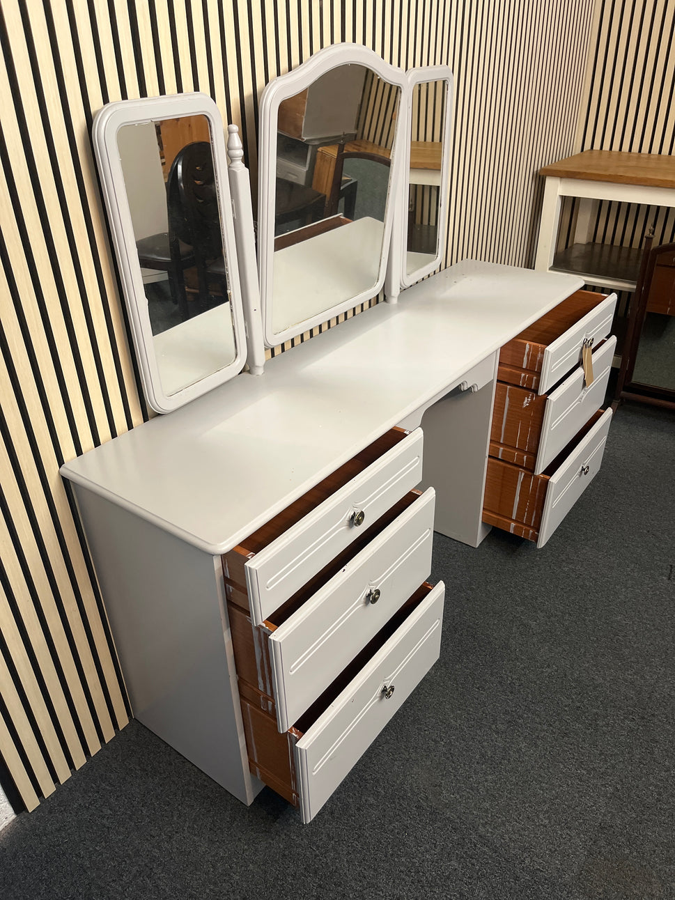 Grey painted 6 drawer bedroom dresser with 3 central mirrors (H 135 x W 156 x D 41 cm) 1325
