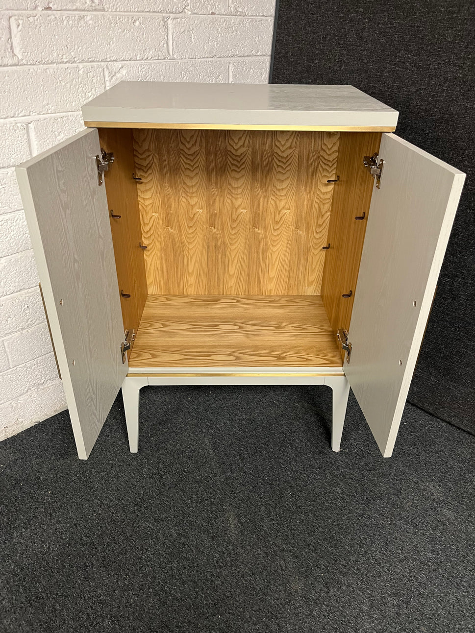 Grey painted solid oak 2 door storage unit with brass handles (H 1000 x W 650 x D 450 mm) 1225