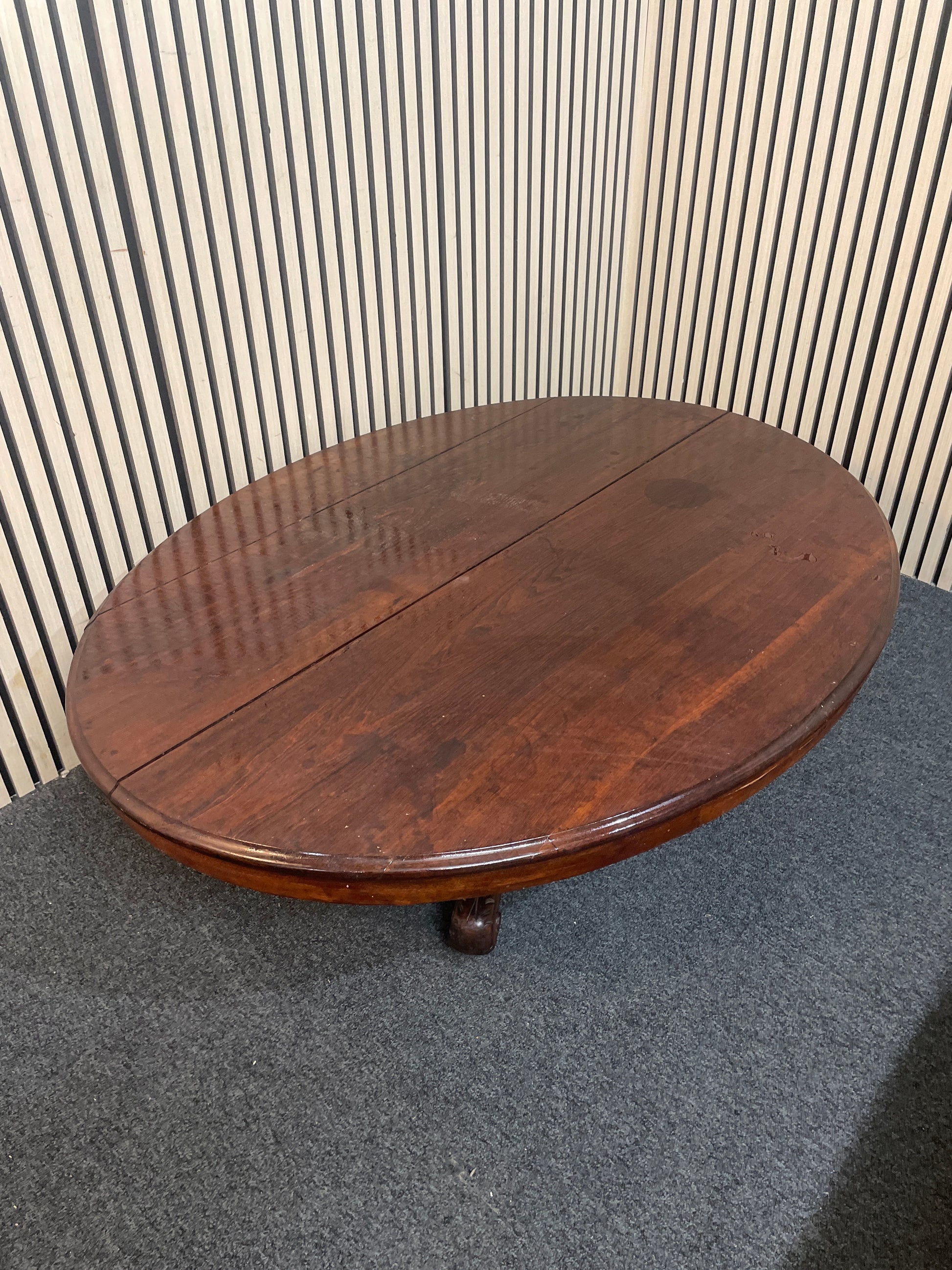Antique oval low mahogany coffee table with splayed legs (H 44 x W 132 x D 97 cm) 3126