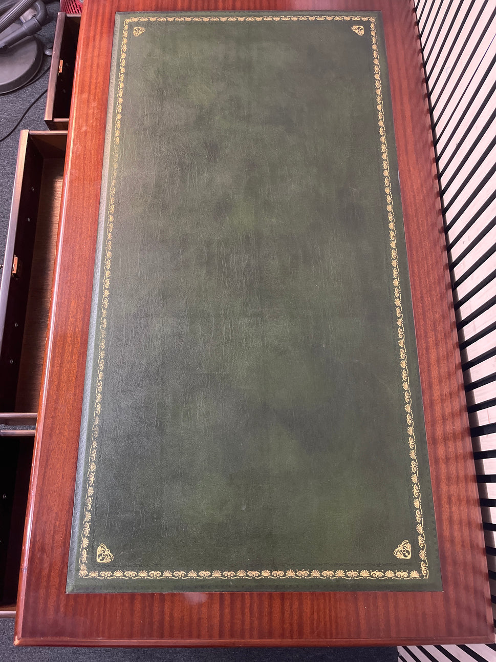 Ornate mahogany writing bureau with leather top (H 77 x W 137 x D 79cm 43827A