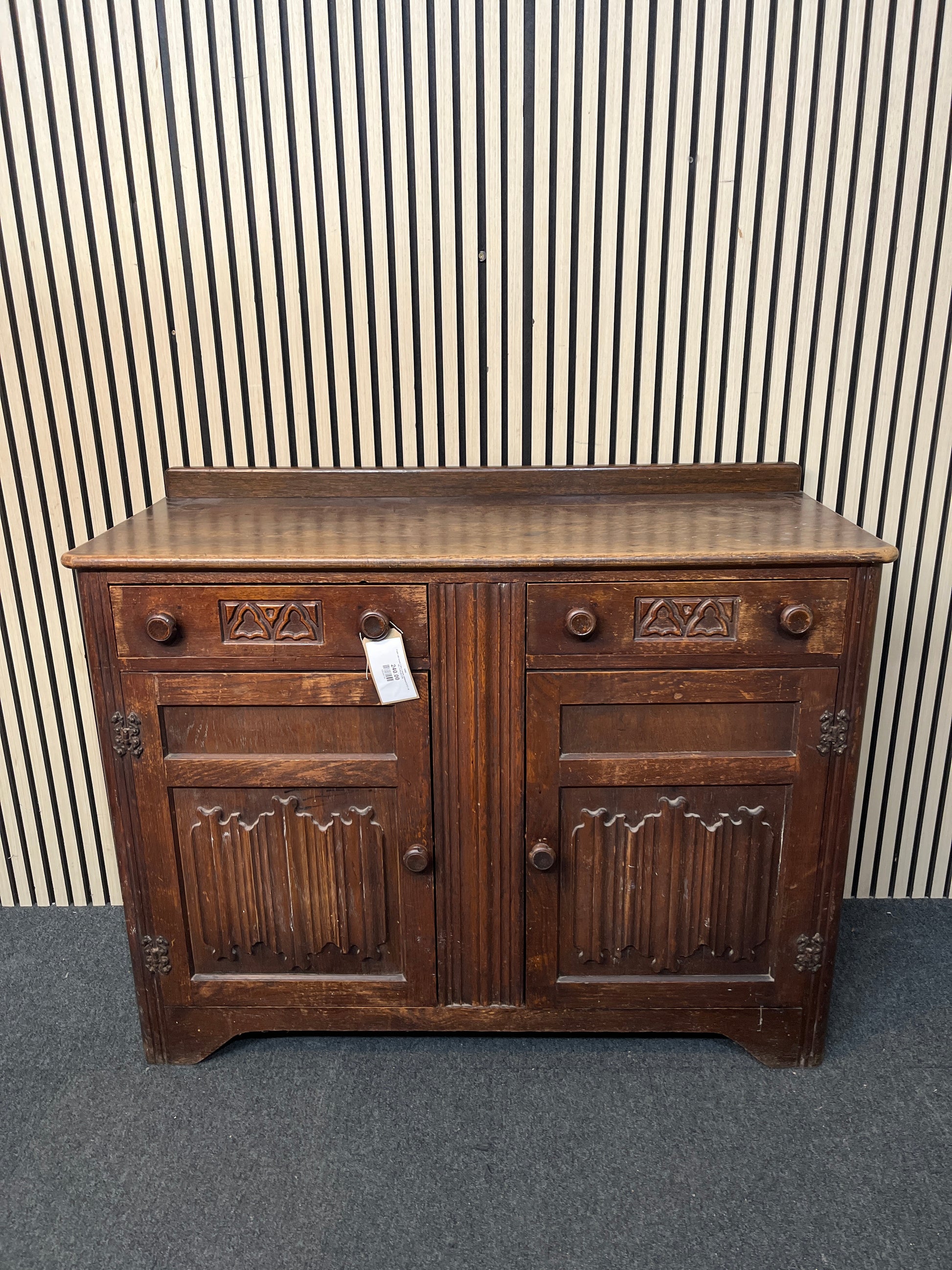 English oak ornate 2 door 2 drawer sideboard (H 97 x W 120 x D 48 cm) 3126