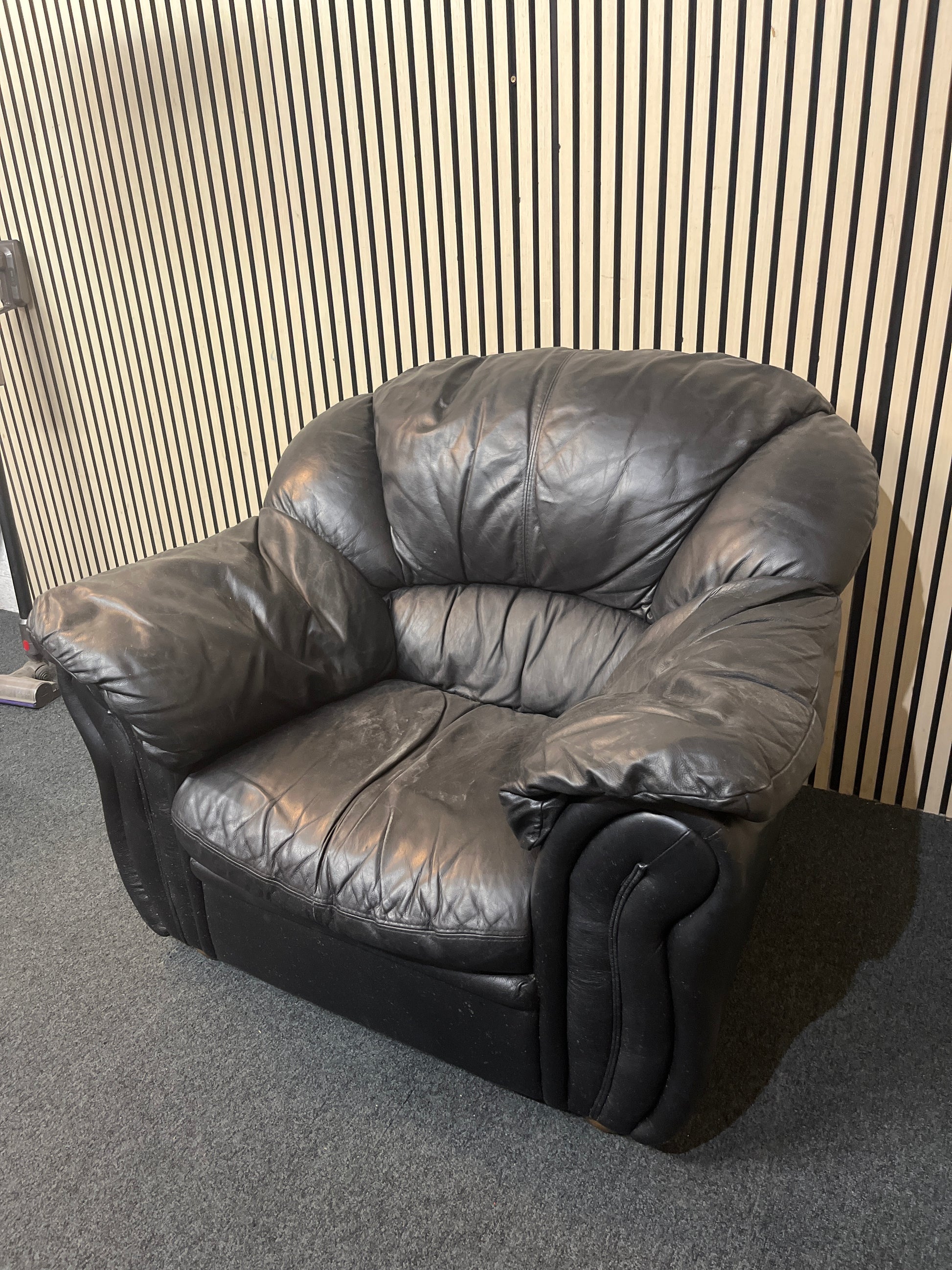 black leatherette armchair 43718