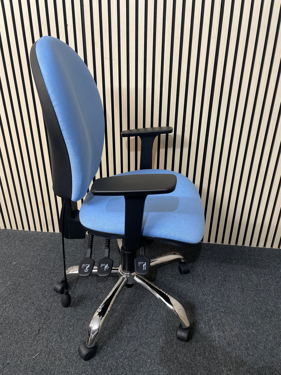 Lyreco - 3 level swivel chair with height adjustable back, height adjustable arms and ergonomic back pump - POWDER BLUE