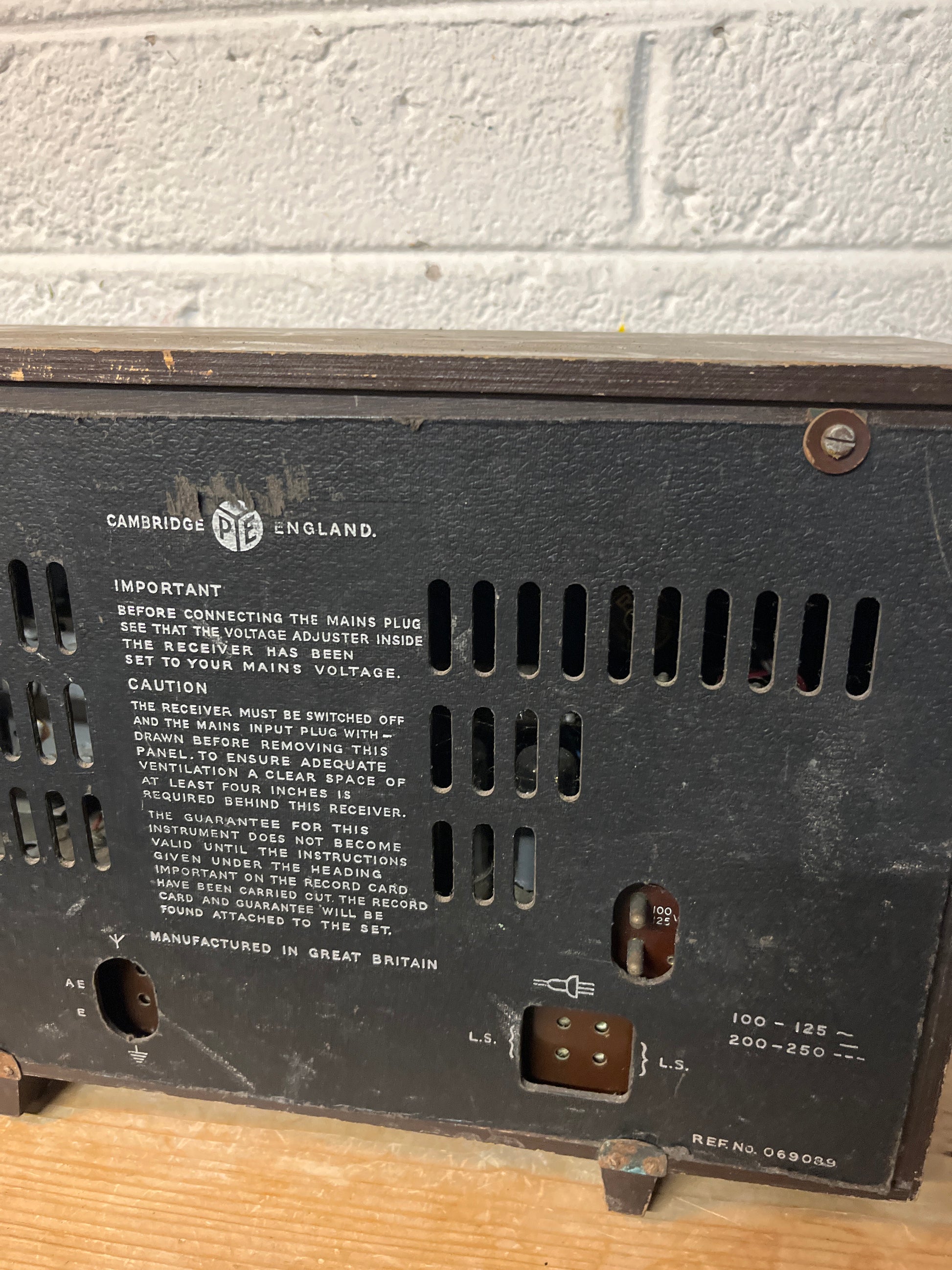 Small antique mahogany framed radio 5225