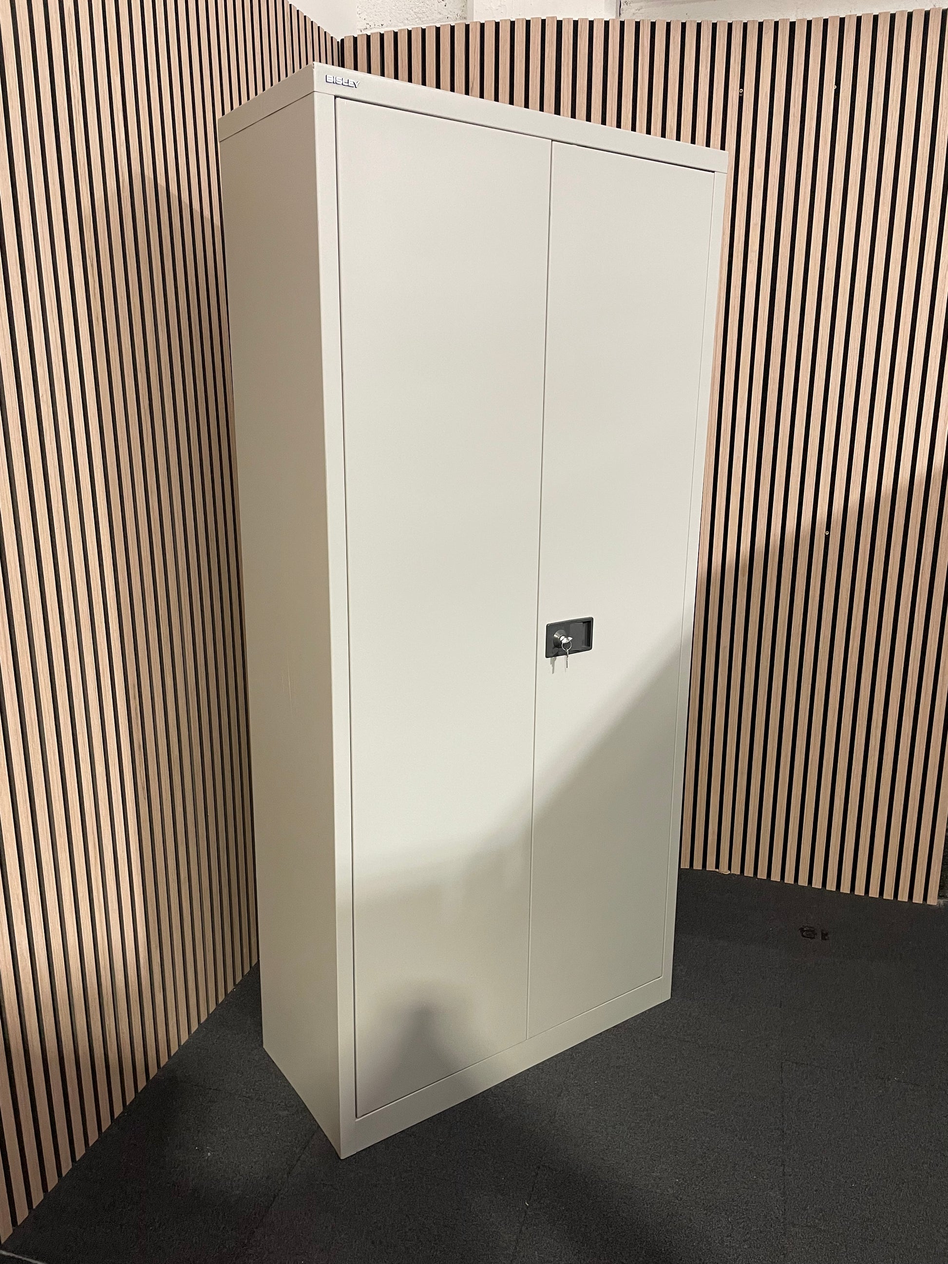 Bisley grey metal 2 door storage unit with keys and 4 shelves (H 195 x W 92 x D 40 cm)