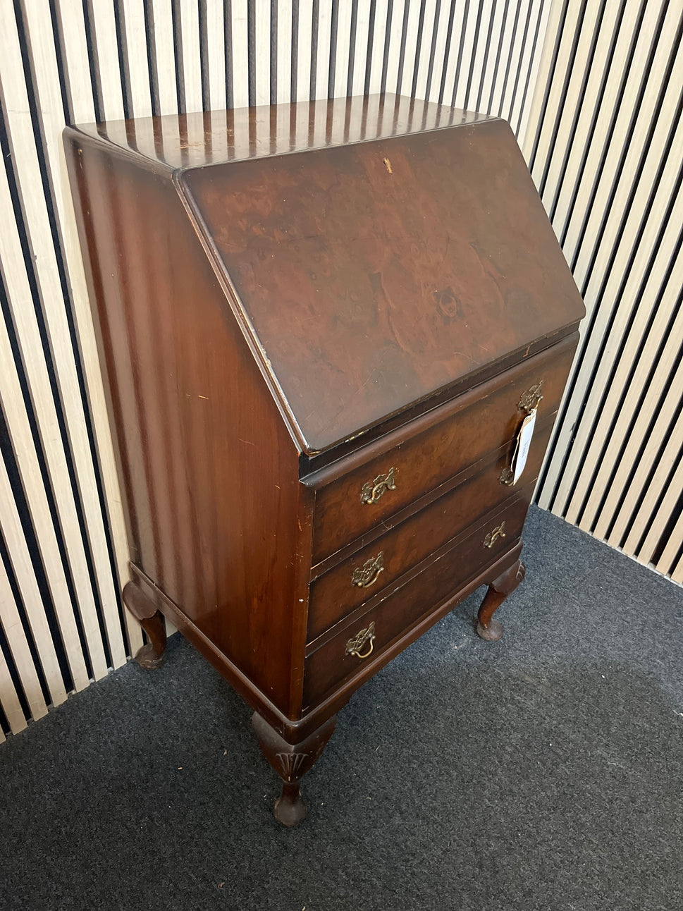 Ornate mahogany 3 drawer writing bureau (H 99 x W 59 x D 44 cm) 3126
