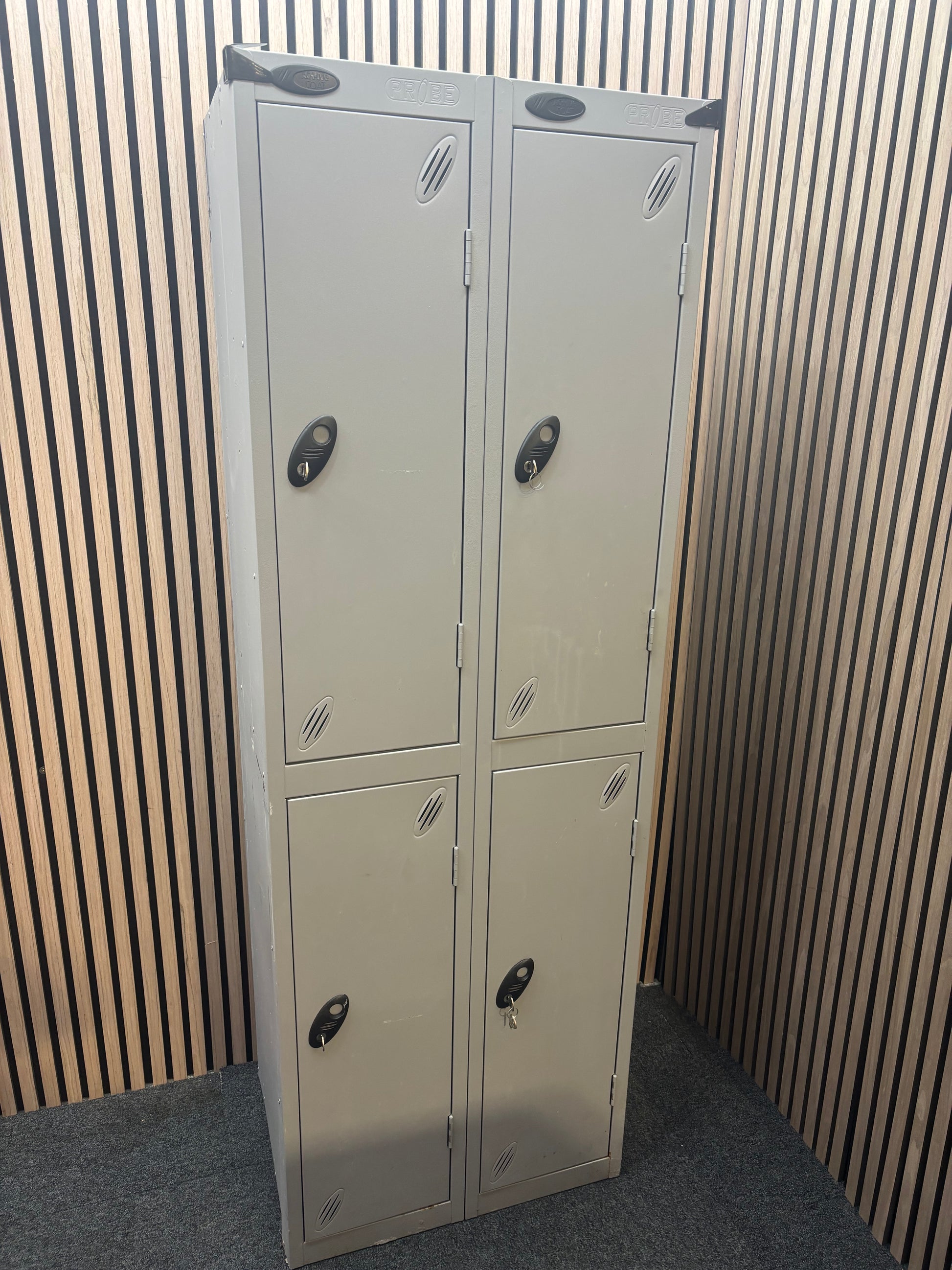Probe 4 door personal locker in grey metal with keys