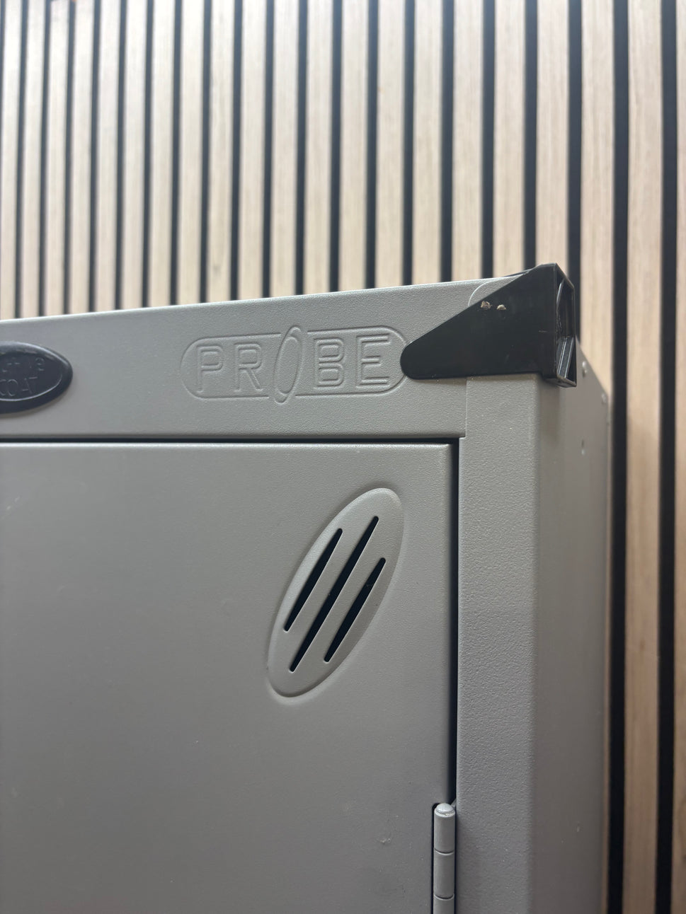 Probe 4 door personal locker in grey metal with keys