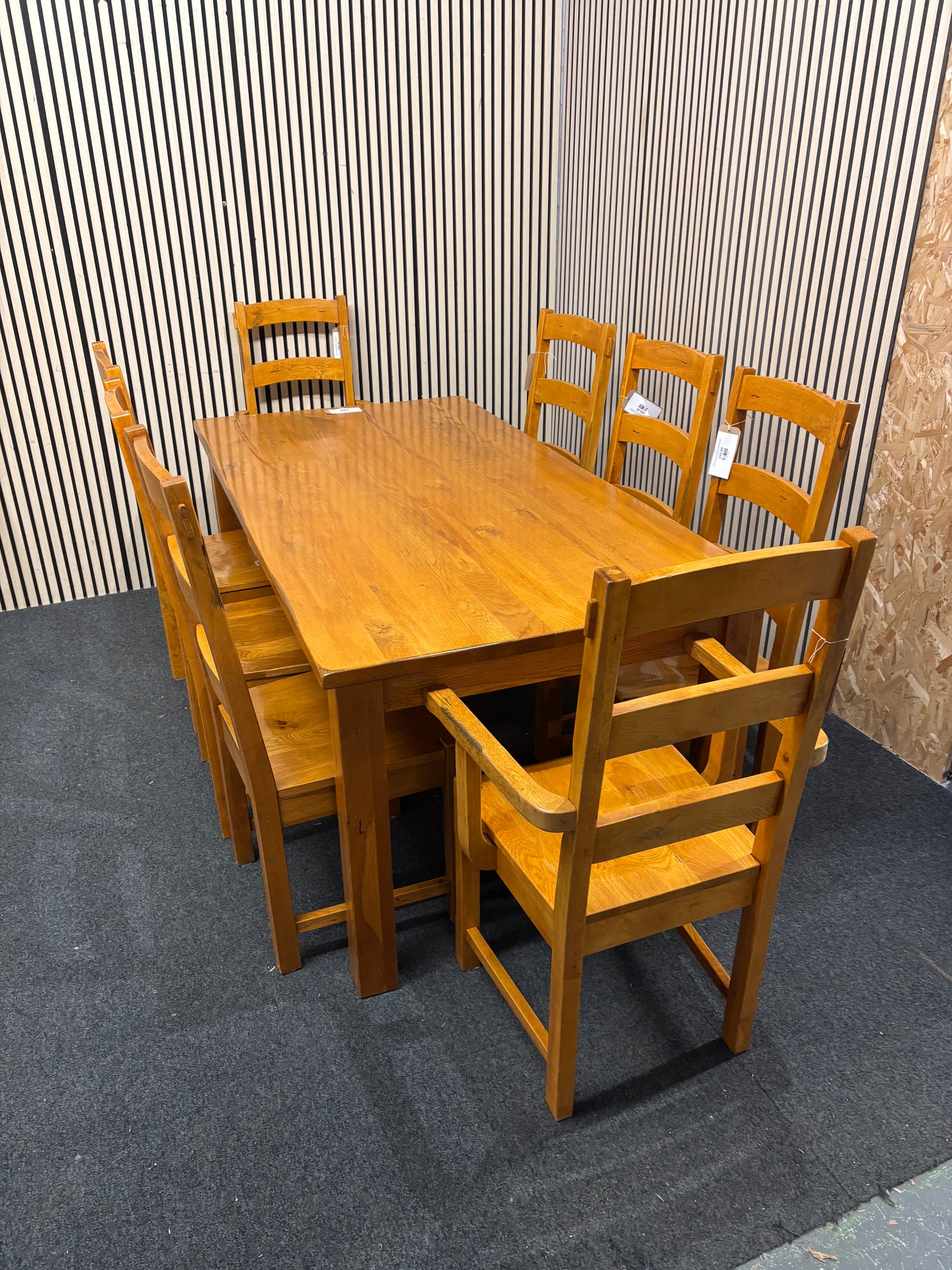 Solid oak large dining table with 6 no. chairs and 2 no. carver chairs matching (W 180 x D 90 cm) 43693