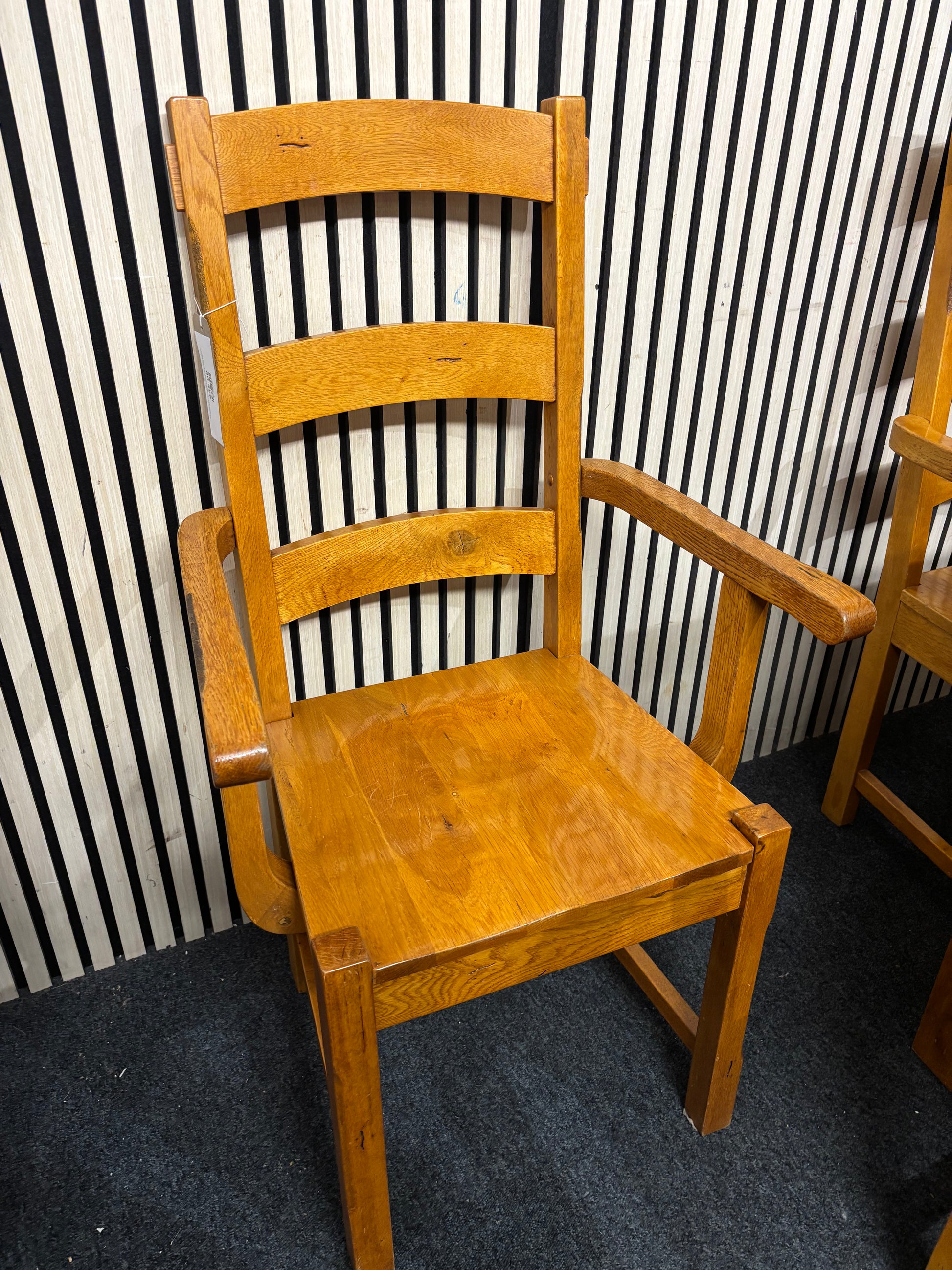 Solid oak large dining table with 6 no. chairs and 2 no. carver chairs matching (W 180 x D 90 cm) 43693