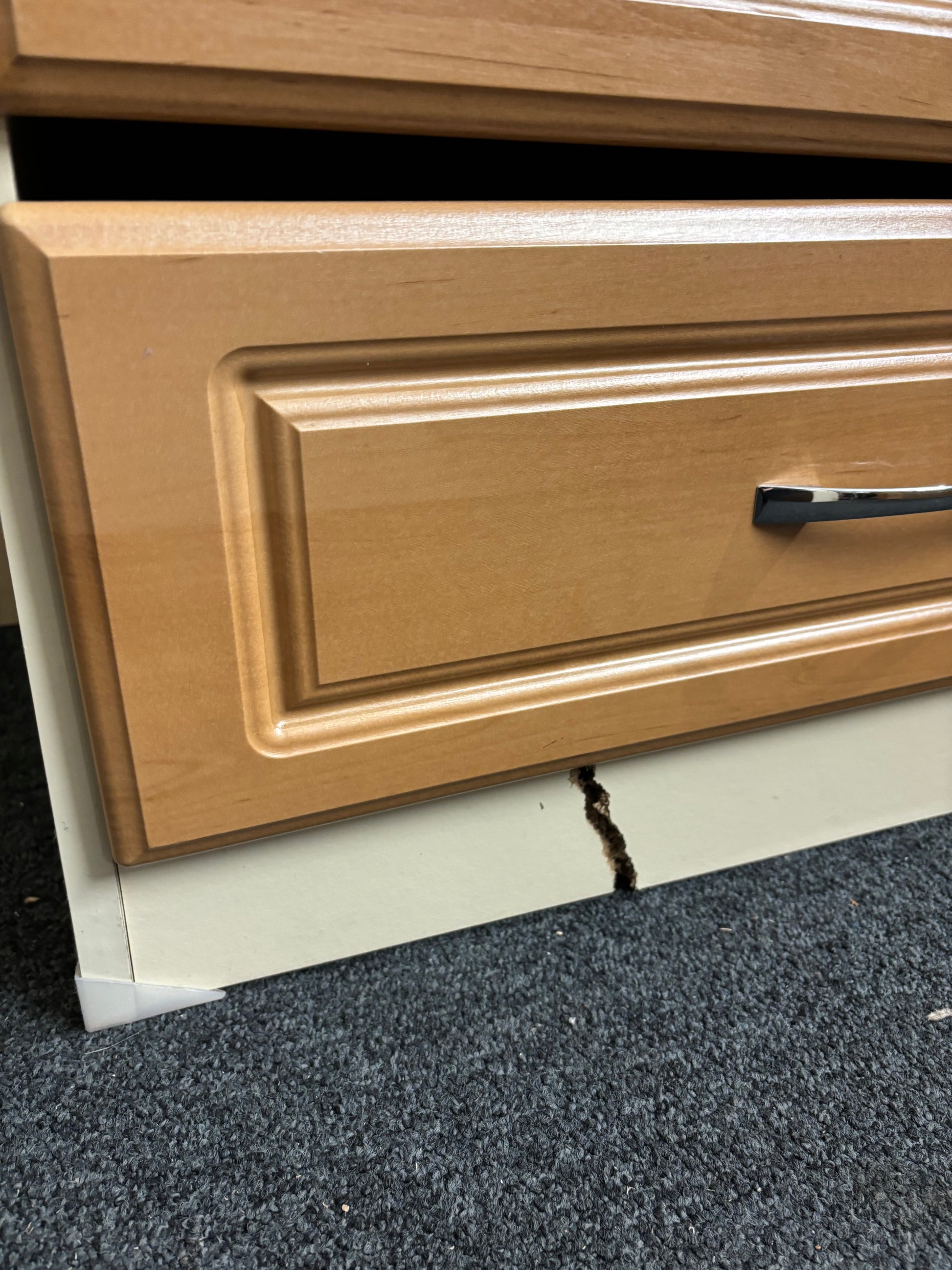 Oak laminate 4 drawer chest of drawers (H 87 x W 65 x D 40 cm) 43701