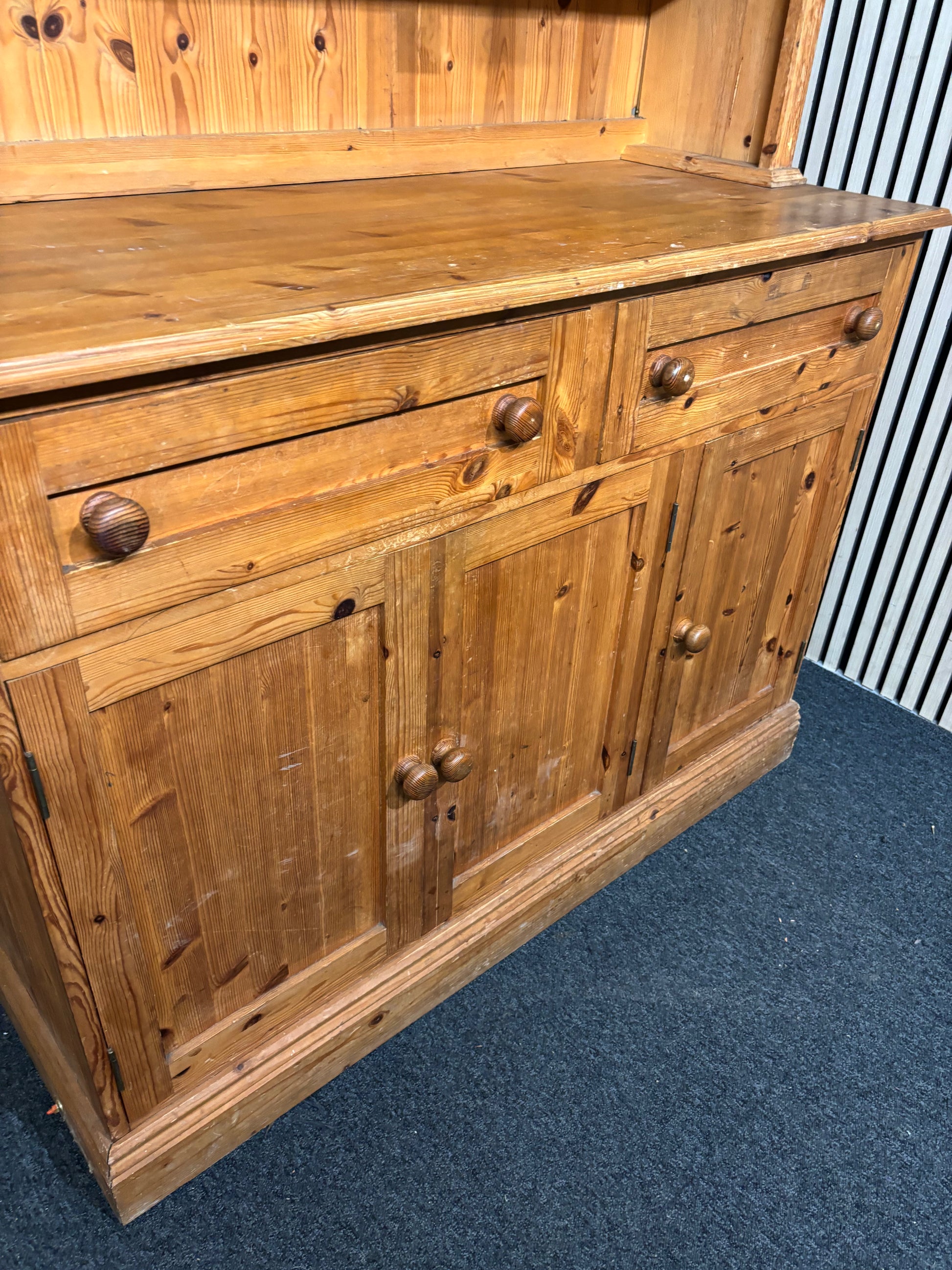 Solid pine large 3 door 6 drawer kitchen dresser (H 205 x W 125 x D 51 cm) 43703