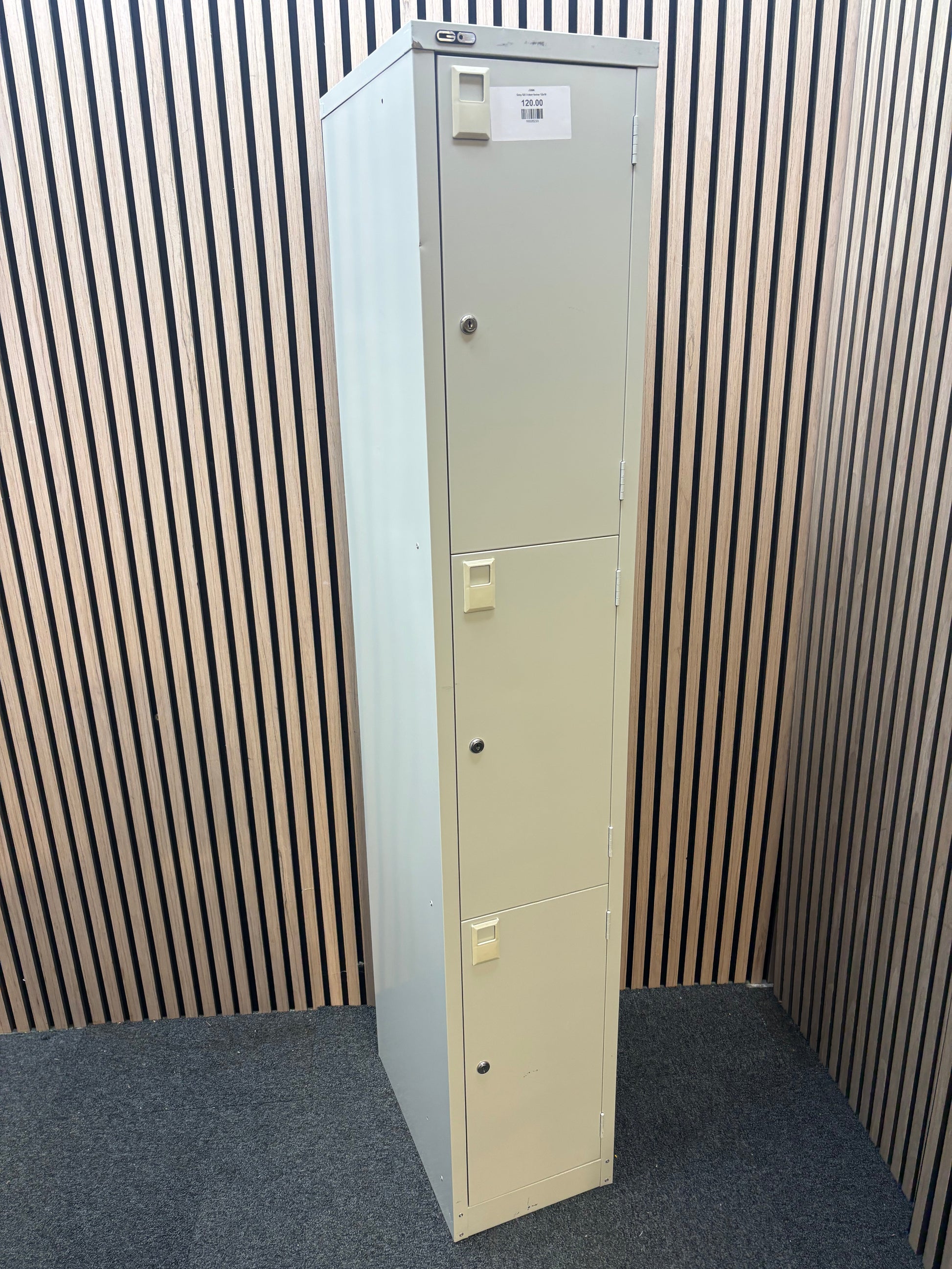 Grey GO 3 door locker 12x18