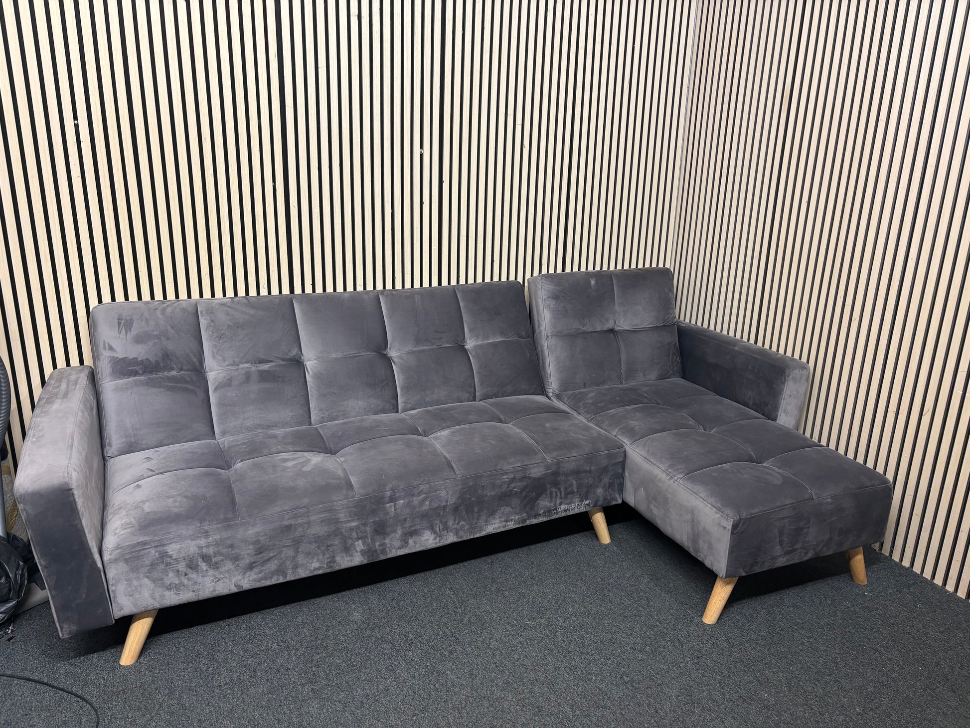 Large grey button back corner sofa suite (W 260 cm) 44017
