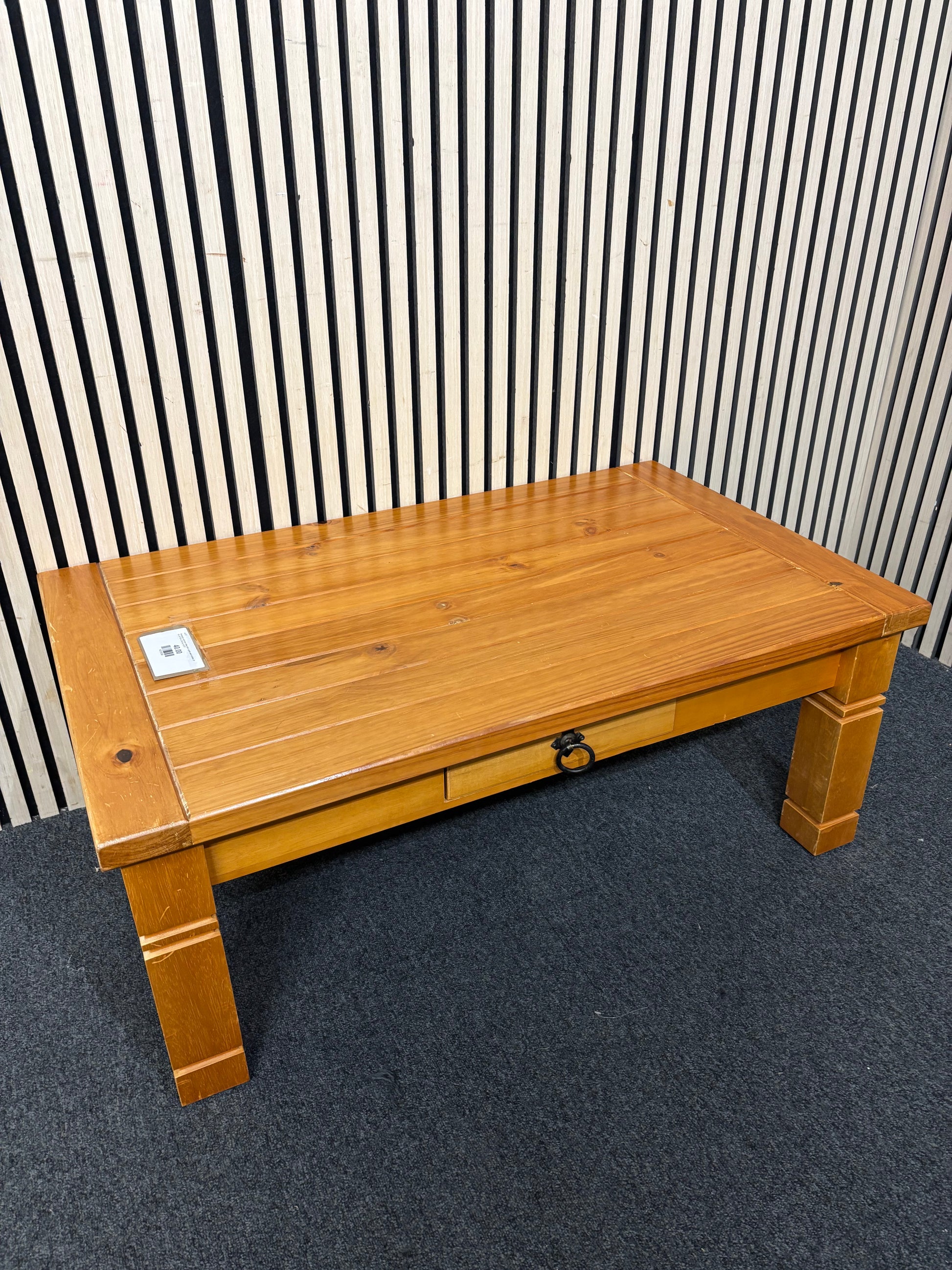 Rectangular solid pine coffee table in good used condition. (H 40 x W 100 x D 60 cm) 44137